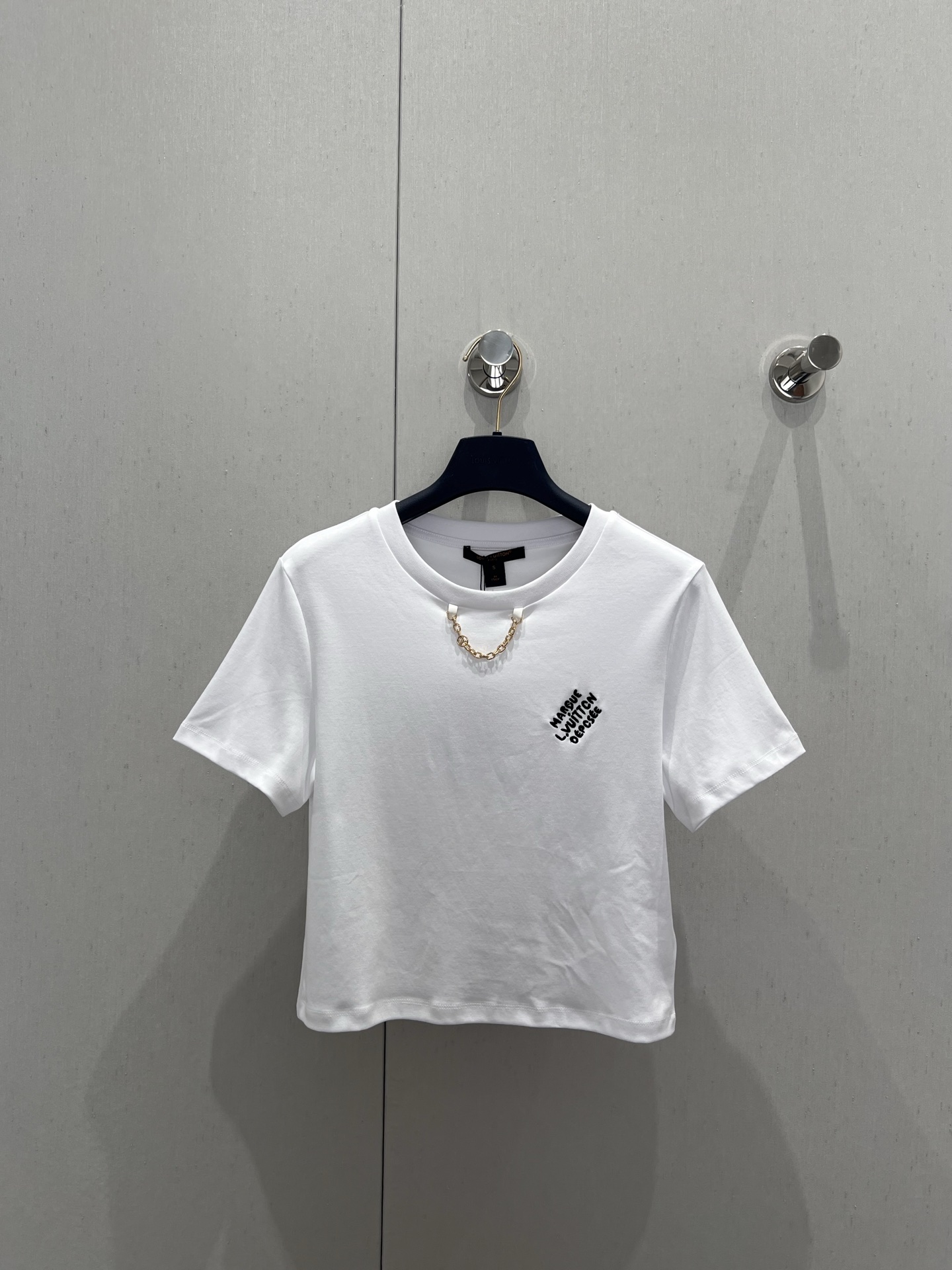 NO:333631,Support replacement Louis vuitto* 25Ss spring and summer new style contrasting embroidered letter pattern chain short T-shirt | Exclusive yb development!  High-end production!  This short T-shirt is made of soft and breathable cotton knitted for casual silhouettes with ribbed round neck and metal chains to upgrade the daily style with fresh elements on the chest. Marque Déposée embroidery announces attention details S/M/L real shot details pictures on the spot, louis vuitton,tees, t-shirt, alexander wang19860909支持换款 Louis vuitto* 25Ss春夏新款 撞色刺绣字母图案链条短款T恤丨独家yb开发！高版出品！本款短T恤取材柔软透气的棉质针织为休闲廓形搭配罗纹圆领和金属链条以清新元素升级日常风范胸前 Marque Déposée 刺绣宣示瞩目细节 现货发售S/M/L实拍细节图,,louis vuitton,tees，t-shirt,alexander wang,Women's clothing