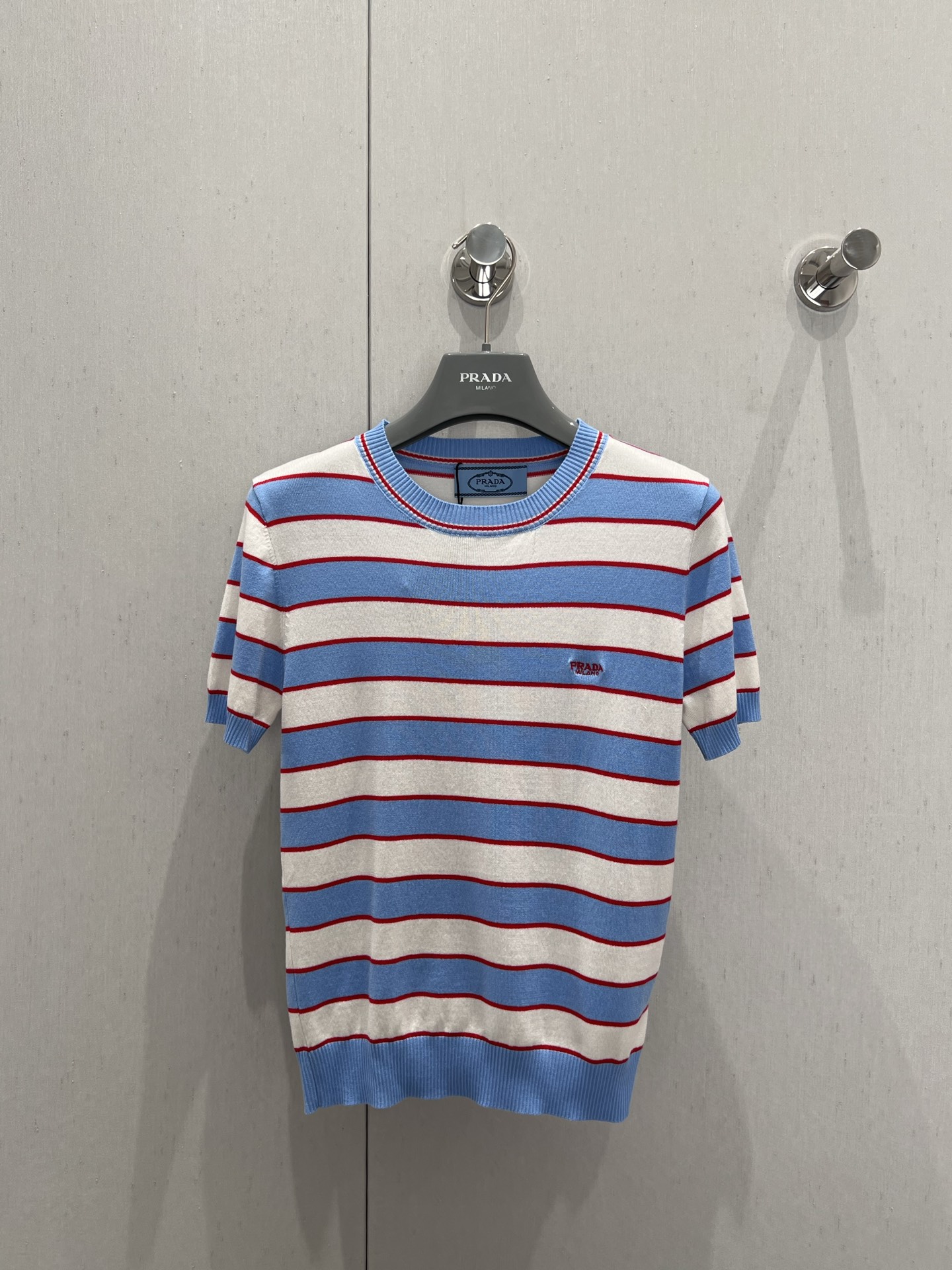 NO:333718,Supports replacement Prad* 25Ss spring and summer new style, age-reducing and fresh contrasting striped short-sleeved knitted top | Exclusive high-end production!  Classic, versatile, age-reducing and fashionable!  Swiss machine 18-pin process fixed dyeing pure cotton yarn fabric is delicate and comfortable!  Positioning embroidered letters, college-style girl outfit, slim fit style is not picky about people, and looks slim with big body!  S/M/L real photos, prada, T-shirt, alexander wang19860909支持换款 Prad* 25Ss春夏新款 减龄清新的撞色条纹短袖针织上衣丨独家高版出品！经典百搭减龄又时髦！瑞士机18针工艺定染纯棉纱面料细腻舒适！定位刺绣字母,学院风少女穿搭 修身版型不挑人上身巨显瘦！现货发售S/M/L实拍细节图,,prada,T-shirt,alexander wang,Women's clothing