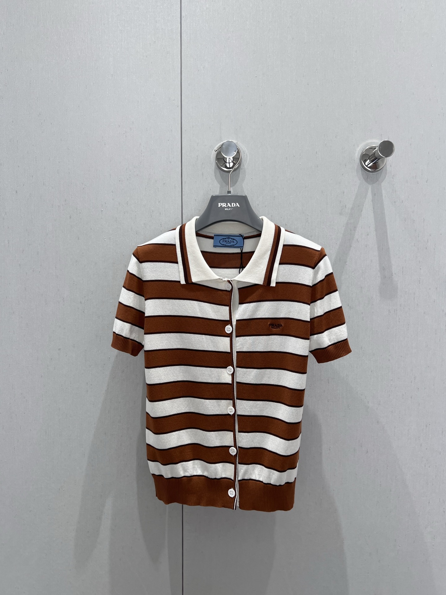 NO:333712,Supports replacement Prad* 25Ss spring and summer new model, Keluli style contrasting striped short-sleeved knitted cardigan丨Exclusive high-end production!  Temperament outfits, single-breasted collar, versatile, age-reducing and fashionable!  Swiss machine 18-pin process fixed dyeing pure cotton yarn fabric is delicate and comfortable!  Positioning embroidered letters, college-style girl outfit, slim fit style is not picky about people, and looks slim with big body!  S/M/L real photos, prada, T-shirt, alexander wang19860909支持换款 Prad* 25Ss春夏新款 可露丽风撞色条纹短袖针织开衫丨独家高版出品！气质穿搭领单排扣百搭减龄又时髦！瑞士机18针工艺定染纯棉纱面料细腻舒适！定位刺绣字母,学院风少女穿搭 修身版型不挑人上身巨显瘦！现货发售S/M/L实拍细节图,,prada,T-shirt,alexander wang,Women's clothing