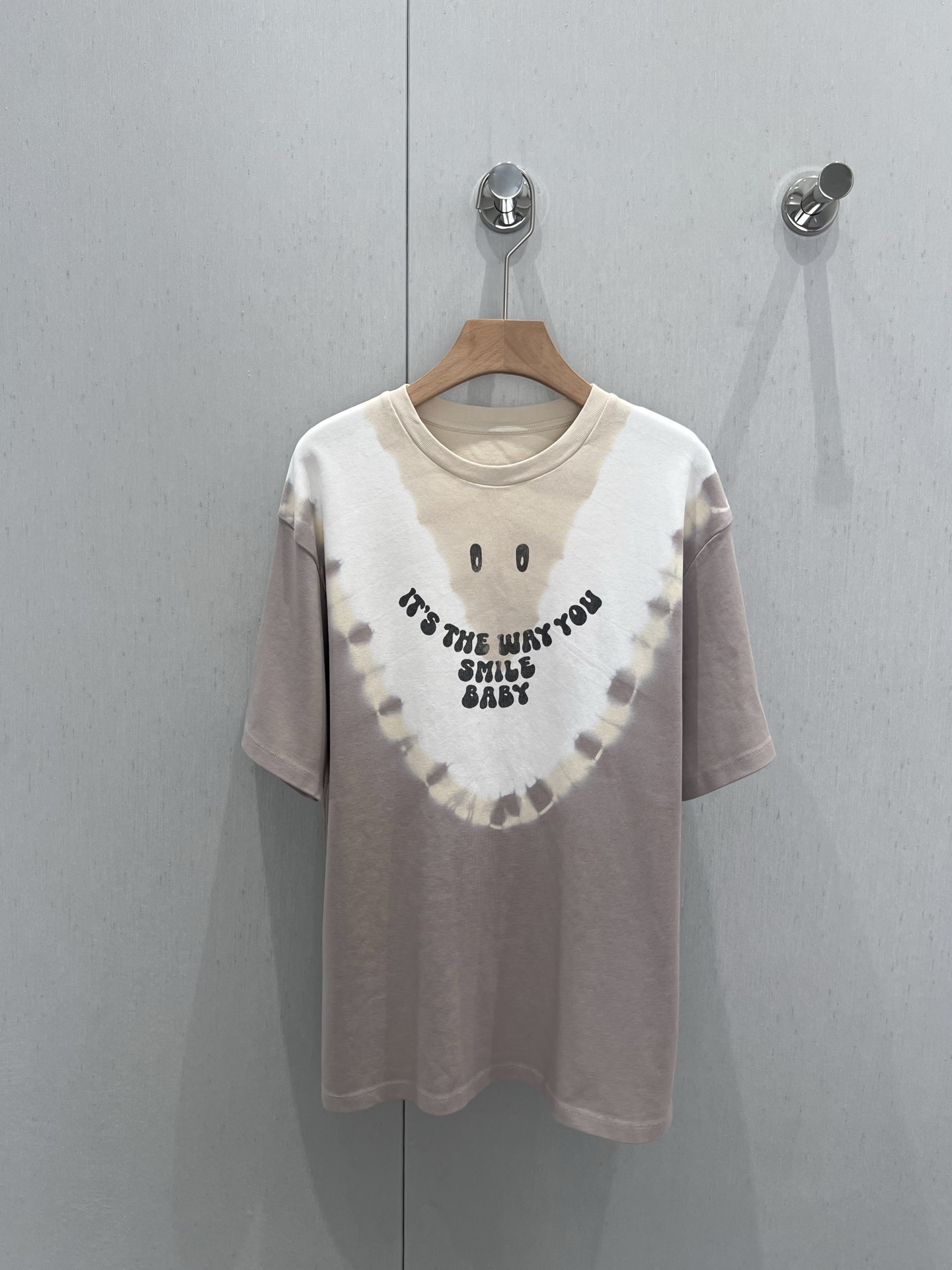 NO:333714,Support replacement MaisonMargi*la 25ss Spring and Summer New Model Smile Gradient Round Neck Short Sleeve T-shirt | Exclusive yb development!  High-end production!  Loose shoulder-off T-shirt cut to highlight the brand style. Made of gram-weight pure cotton, slightly elastic, and slim visual effect. The front triple color naturally transitions from light to dark. The V-shaped dividing line is arranged in combination with eye patterns and letters. The brand's own fashion sense is instantly presented. The old washing process is used to create a fashionable style. The inner wear is brilliant and fashionable. On sale in stock. S/M/L real-life details, T-shirt,tees, t-shirt,alexander wang19860909支持换款 MaisonMargi*la 25ss春夏新款 笑脸晕染渐变圆领短袖T恤丨独家yb开发！高版出品！宽松落肩T恤裁剪 凸显品牌格调 采用克重纯棉制成 略带有弹力 呈现显瘦视觉效果 正面三重颜色由浅至深自然过渡 呈现V字分界线排列 配合眼睛图案和字母标语 品牌自带的时尚感立现 做旧水洗工艺处理 随心打造时髦风格 单穿内搭都出彩时髦 现货发售 S/M/L实拍细节图,,T-shirt,tees，t-shirt,alexander wang,Women's clothing