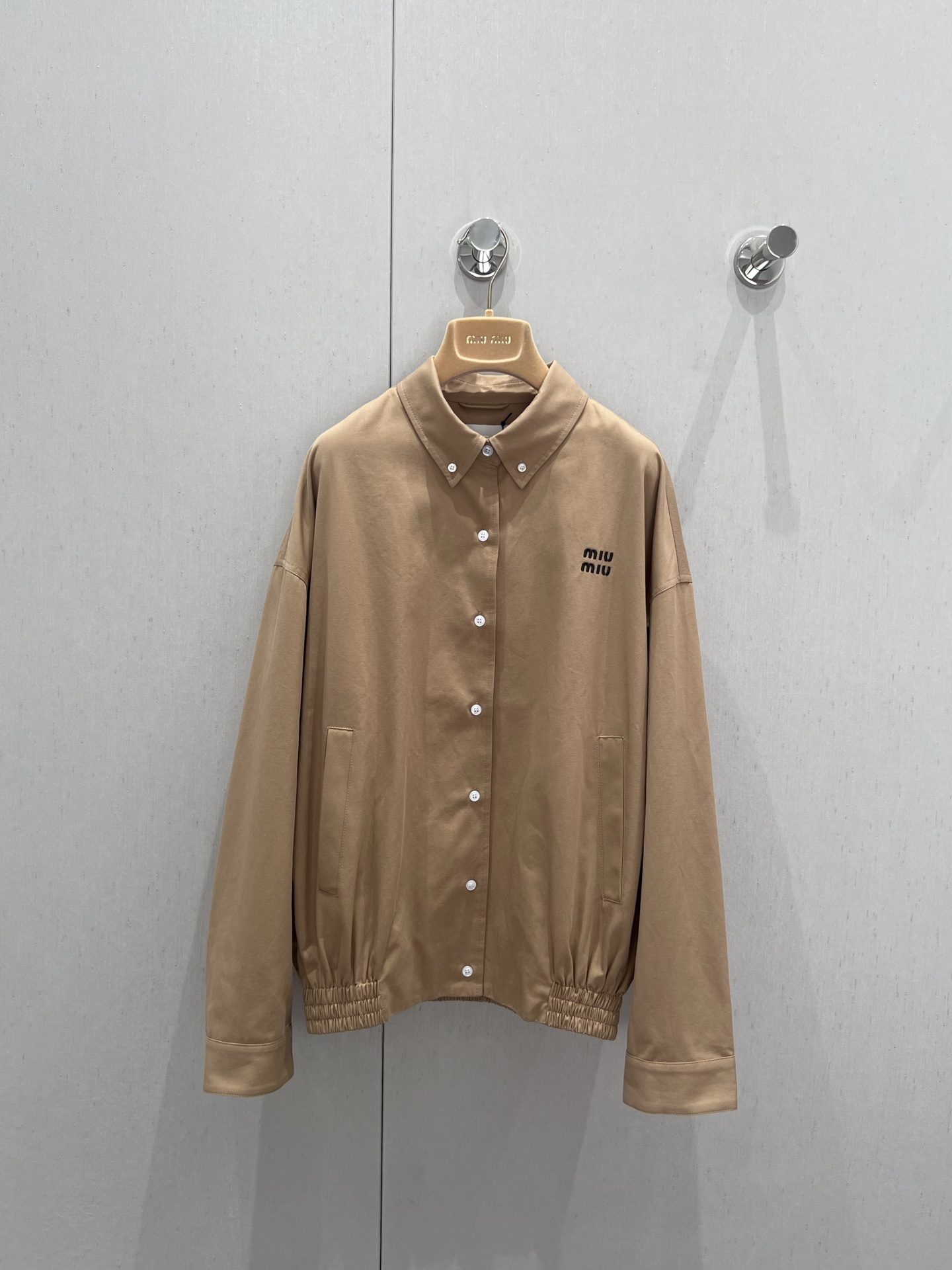 NO:333726,Support replacement Miumi* 25Ss spring and summer new style, brown shirt jacket | Exclusive yb development!  High-end production!  This short jacket reinterprets the logo-style buttoned poplin textured shirt, with button details on the back to play with the elements of men's shirts, showing the true meaning. With lining, long-sleeved shirt collar button closure, cuffs with straps and button-inlay bag elastic bottom embroidered logo. Perfect workmanship quality depends on the details!  S/M/L real photos, miumiu, jackets & coats, jackets & coats, shirts, alexander wang19860909支持换款 Miumi* 25Ss春夏新款 咖色衬衫夹克外套丨独家yb开发！高版出品！这款短夹克重新诠释标志款型系扣式府绸质感衬衫,背后纽扣细节玩转男装衬衫元素,昭示新意真谛.带衬里,长袖衬衫领纽扣开合,袖口配有袢带与纽扣嵌线袋弹力底边刺绣徽标.完美做工品质看细节！现货发售 S/M/L实拍细节图,,miumiu,jackets & coats,jackets & coats,shirts,alexander wang,Women's clothing