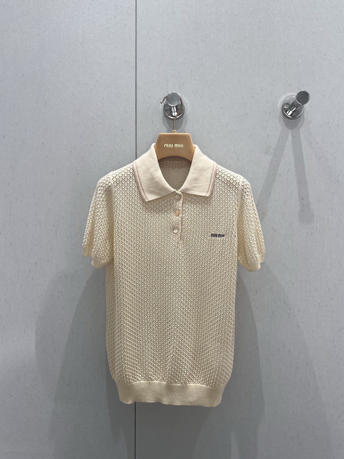 NO:333729,Support replacement Miumi* 25Ss spring and summer new style, fashionable top-school age-reducing polo collar knitted short-sleeved top丨Exclusive yb development!  High-end production!  The slim diamond pattern design has a girlish style that reduces age and is sweet and not picky about people, and the upper body looks slim!  I don’t want to be beautiful in my upper body!  S/M/L real photos, miumiu, T-shirt, alexander wang19860909支持换款 Miumi* 25Ss春夏新款 时髦尖子生减龄polo领针织短袖上衣丨独家yb开发！高版出品！缕空菱格纹设计,气质少女风减龄甜美气息,不挑人版型上身巨显瘦！上身美的不要不要的！ 现货发售 S/M/L实拍细节图,,miumiu,T-shirt,alexander wang,Women's clothing