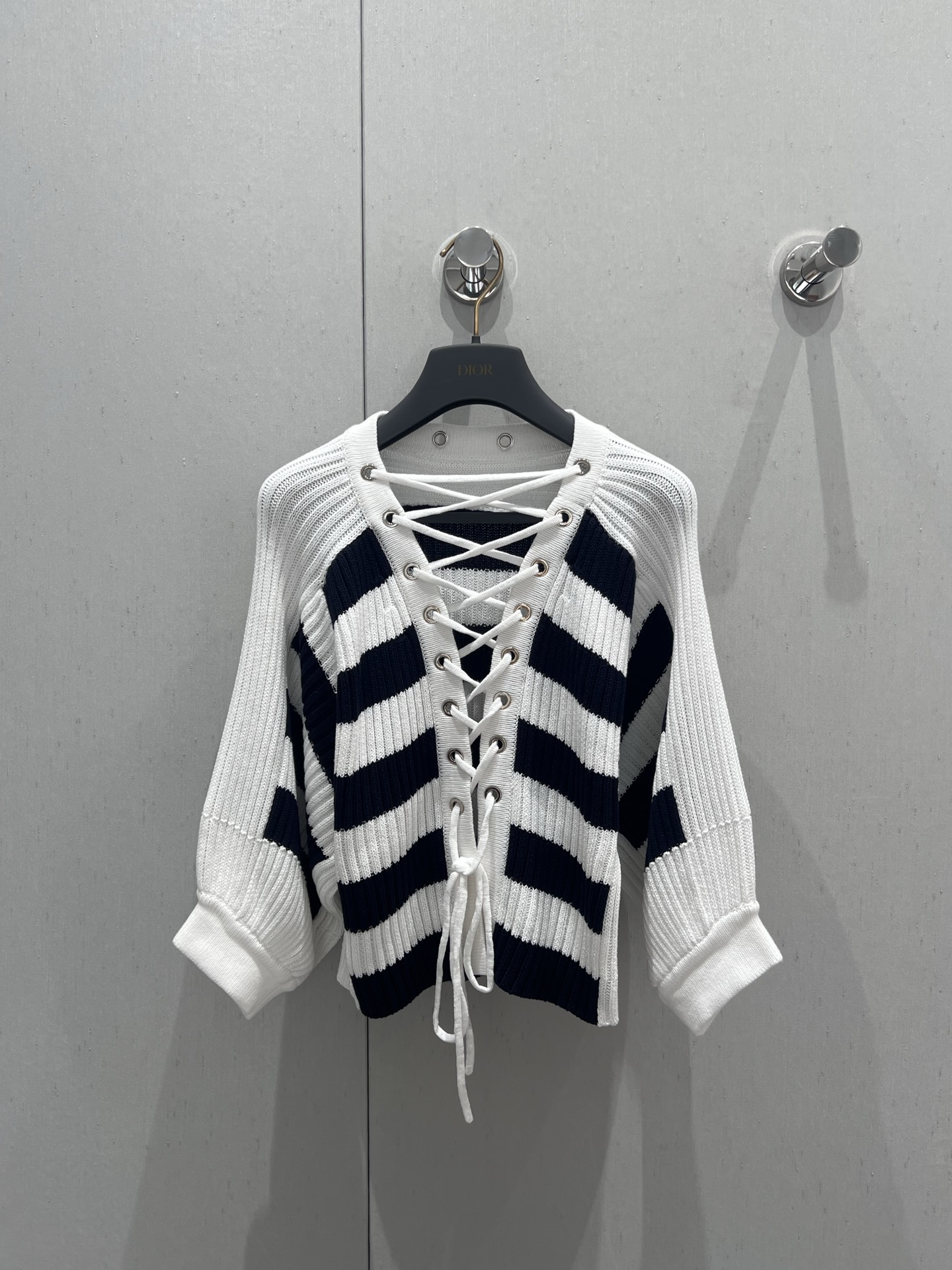 NO:333724,Support replacement Dio* 25Ss spring and summer new style striped knitted lantern sleeve top | Exclusive yb development!  High-end production!  The temperament rivet round neck waist-hugging style is versatile and not picky. The back strap design is small and sexy, sweet and cool, high-end black and white French elegant temperament, imported high-end density yarn Swiss machine double weaving craft knitted yarn, the upper body looks slim and tall!  Perfect workmanship quality depends on the details!  S/M/L real photos, dior, alexander wang19860909支持换款 Dio* 25Ss春夏新款 条纹针织灯笼袖上衣丨独家yb开发！高版出品！气质铆钉圆领收腰版型百搭不挑人,后背绑带设计小性感甜酷兼备,高级黑白调法式优雅气质,进口高支密度纱线瑞士机双织工艺针织纱线,上身显瘦又高挑！完美做工品质看细节！现货发售S/M/L实拍细节图,,dior,alexander wang,Women's clothing