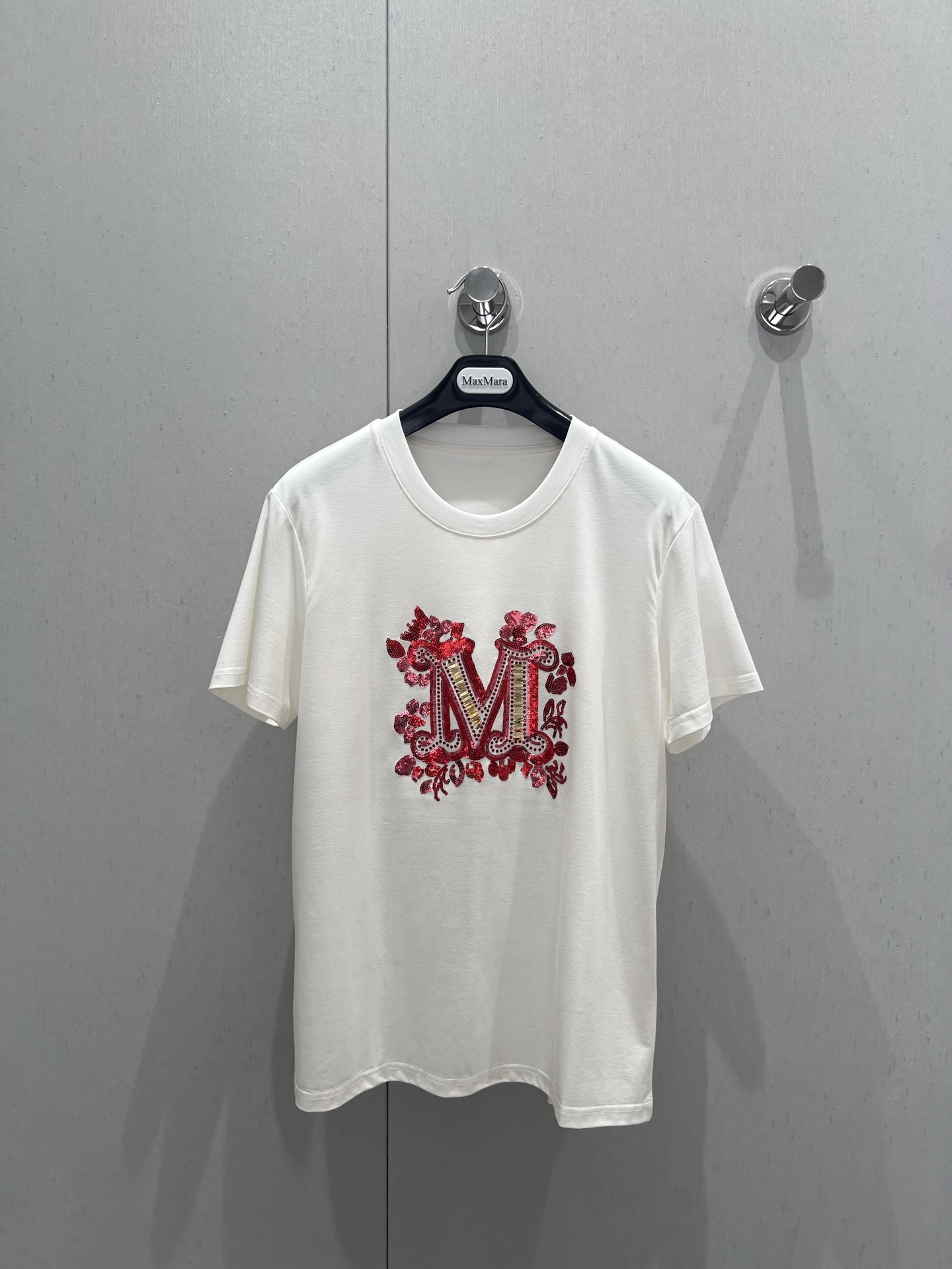 NO:333719,Support replacement Maxmar* 25Ss spring and summer new style, beaded embroidered iron diamond round neck short-sleeved T-shirt | Exclusive high-end production!  Exquisite regular version with huge slim upper body!  A must-have item for fashionable things unlocks all outfits!  Classic items are fashionable and high-end, and the style is versatile and not picky!  Workmanship quality depends on the details. S/M/L real photos of S/M/L are sold in stock, T-shirt, tees, t-shirt, alexander wang19860909支持换款 Maxmar* 25Ss春夏新款 珠片绣烫钻圆领短袖T恤丨独家高版出品！精致常规版型上身巨显瘦！时髦精必备单品解锁所有穿搭！经典单品时髦又高级,版型百搭不挑人！做工品质看细节.现货发售S/M/L实拍细节图,,T-shirt,tees，t-shirt,alexander wang,Women's clothing