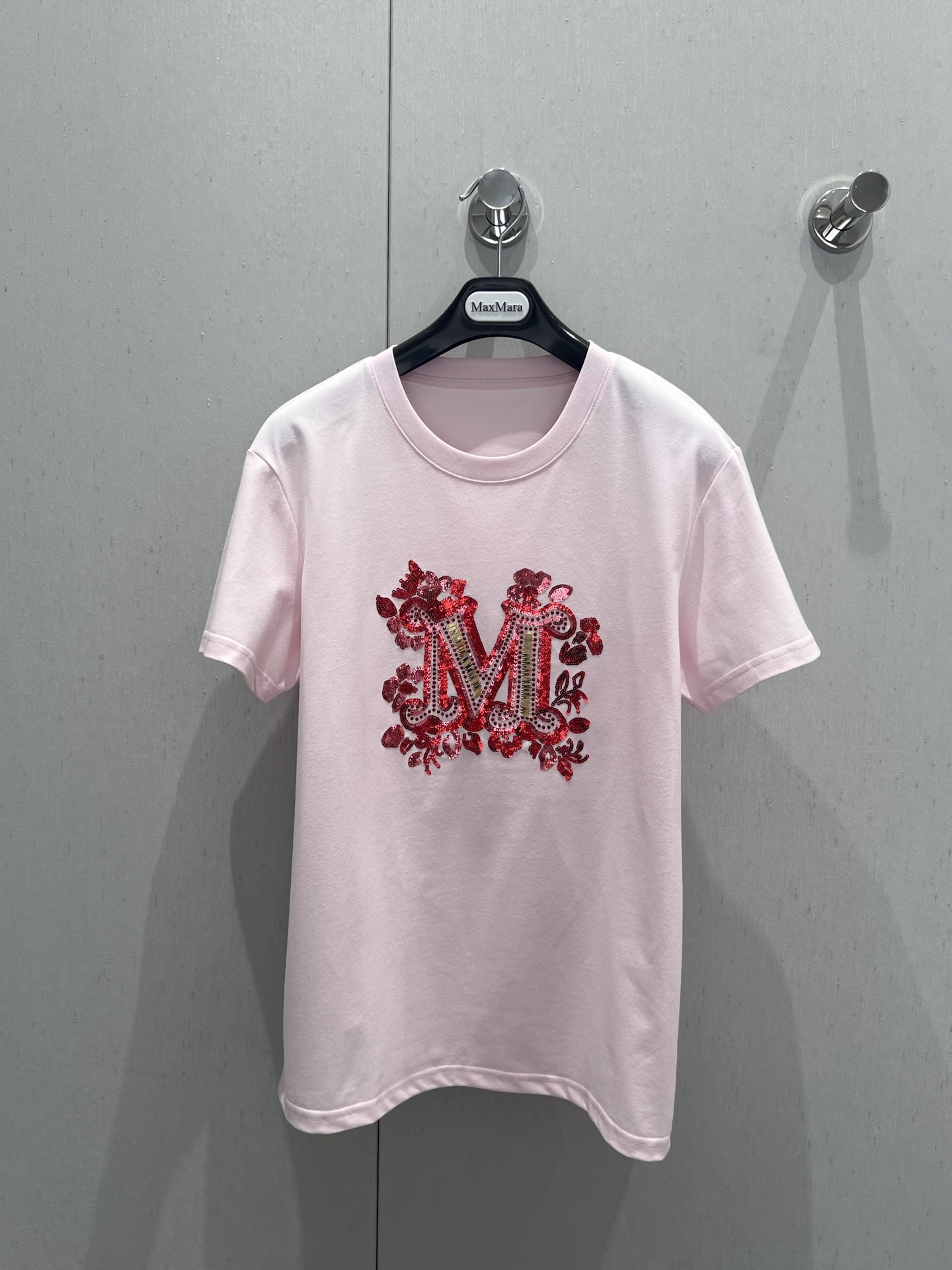 NO:333725,Support replacement Maxmar* 25Ss spring and summer new style, beaded embroidered iron diamond round neck short-sleeved T-shirt | Exclusive high-end production!  Exquisite regular version with huge slim upper body!  A must-have item for fashionable things unlocks all outfits!  Classic items are fashionable and high-end, and the style is versatile and not picky!  Workmanship quality depends on the details. S/M/L real photos of S/M/L are sold in stock, T-shirt, tees, t-shirt, alexander wang19860909支持换款 Maxmar* 25Ss春夏新款 珠片绣烫钻圆领短袖T恤丨独家高版出品！精致常规版型上身巨显瘦！时髦精必备单品解锁所有穿搭！经典单品时髦又高级,版型百搭不挑人！做工品质看细节.现货发售S/M/L实拍细节图,,T-shirt,tees，t-shirt,alexander wang,Women's clothing