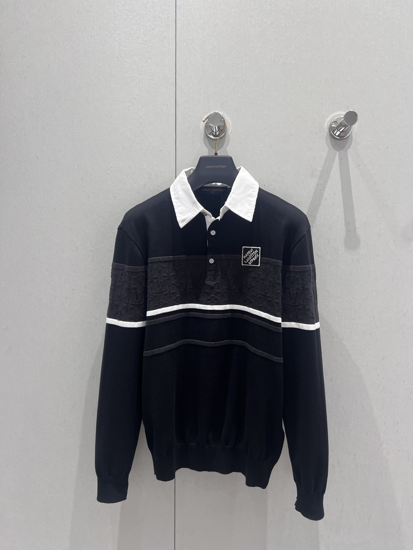 NO:333710,Support replacement Louis Vuitto* 25Ss spring and summer new style jacquard badge polo high-end sweater丨Exclusive high-end production!  Overzise for men and women!  Classic wide style is fashionable and high-end!  A rich and beautiful woman must come in!  Don’t pick on people and make you look slim!  Highly recommended single items. S/M/L real photos for sale in stock, louis vuitton, alexander wang19860909支持换款 Louis Vuitto* 25Ss春夏新款 提花徽章polo高级针织衫丨独家高版出品！overzise男女同款！经典宽版型时髦又高级！白富美必入！不挑人上身巨显瘦！强烈推荐单品.现货发售S/M/L实拍细节图,,louis vuitton,alexander wang,Women's clothing