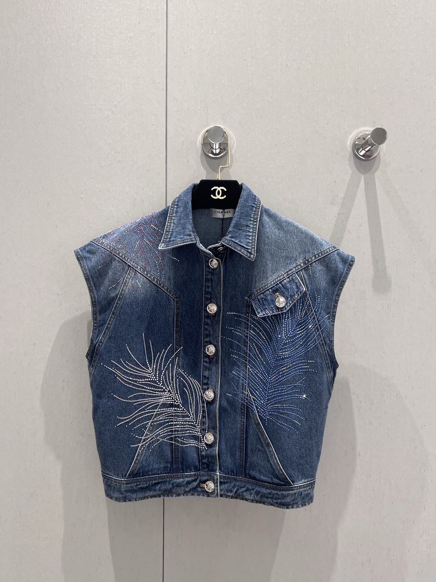 NO:333713,Support for replacement Chane*25Ss spring and summer new style, gradient feather hot diamond denim vest jacket | Exclusive high-end production!  Positioning heavy industry water washing technology, gradient color feather design, imported fabric has a wide texture, delicate and comfortable water washing color, low-key and luxurious, age-reducing Girls' Generation!  A must-have artifact for white, rich and beautiful women!  Classic regular version Highly recommended for your own style!  Details of workmanship quality. S/M/L real photos of S/M/L are available in stock. Chanel, jackets & coats, alexander wang19860909支持换款 Chane*25Ss春夏新款 渐变色羽毛烫钻牛仔马甲外套丨独家高版出品！定位重工洗水工艺 渐变色羽毛设计 进口面料质感挺阔 细腻舒适 洗水色系 低调奢华,减龄少女时代！白富美必备神器！经典常规版型 强烈推荐自留款！做工品质看细节 现货发售S/M/L实拍细节图,,chanel,jackets & coats,alexander wang,Women's clothing