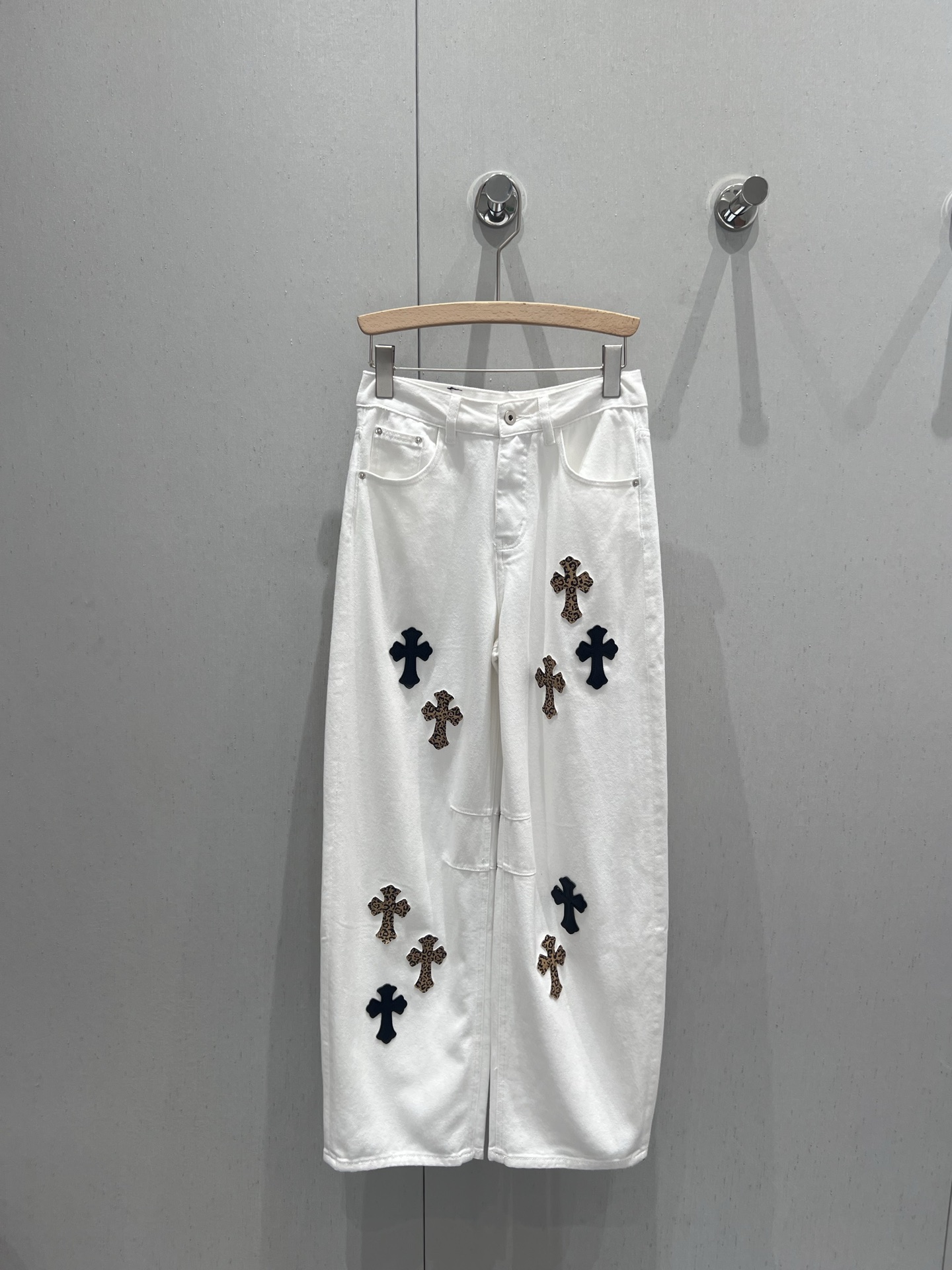 NO:333745,Support for replacement Chorme heart* 25ss Spring and Summer New Leopard Cross High Waist Loose Wide Leopard Legs Jeans | Exclusive High Edition Production!  These pants are easy to wear! Real name Amway!  The clean and refreshing white is almost unmatched. The perfect versatile Wang Wan saves imperfect legs. It looks slim and straight. Suitable for girls of all sizes. The clean and neat loose style has a casual and unruly street lazy feeling. It is cool and cool. It is so strongly recommended. ~ This piece must be arranged for the wardrobe for sale. S/M/L real photos, jeans, alexander wang19860909支持换款 Chorme heart* 25ss春夏新款 豹纹十字架高腰宽松阔腿牛仔裤丨独家高版出品！这条裤子好穿程度实名安利！干净又清爽的白色几乎不挑搭配 妥妥的百搭王丸救不完美腿型 显瘦显腿直 适合各种身材的女孩 干净利落的宽松版型 自带随性不羁的街头慵懒感 又酷又飒简直整个爱住强烈推荐 ～必须给衣柜安排这一件现货发售 S/M/L实拍细节图,,jeans,alexander wang,Women's clothing