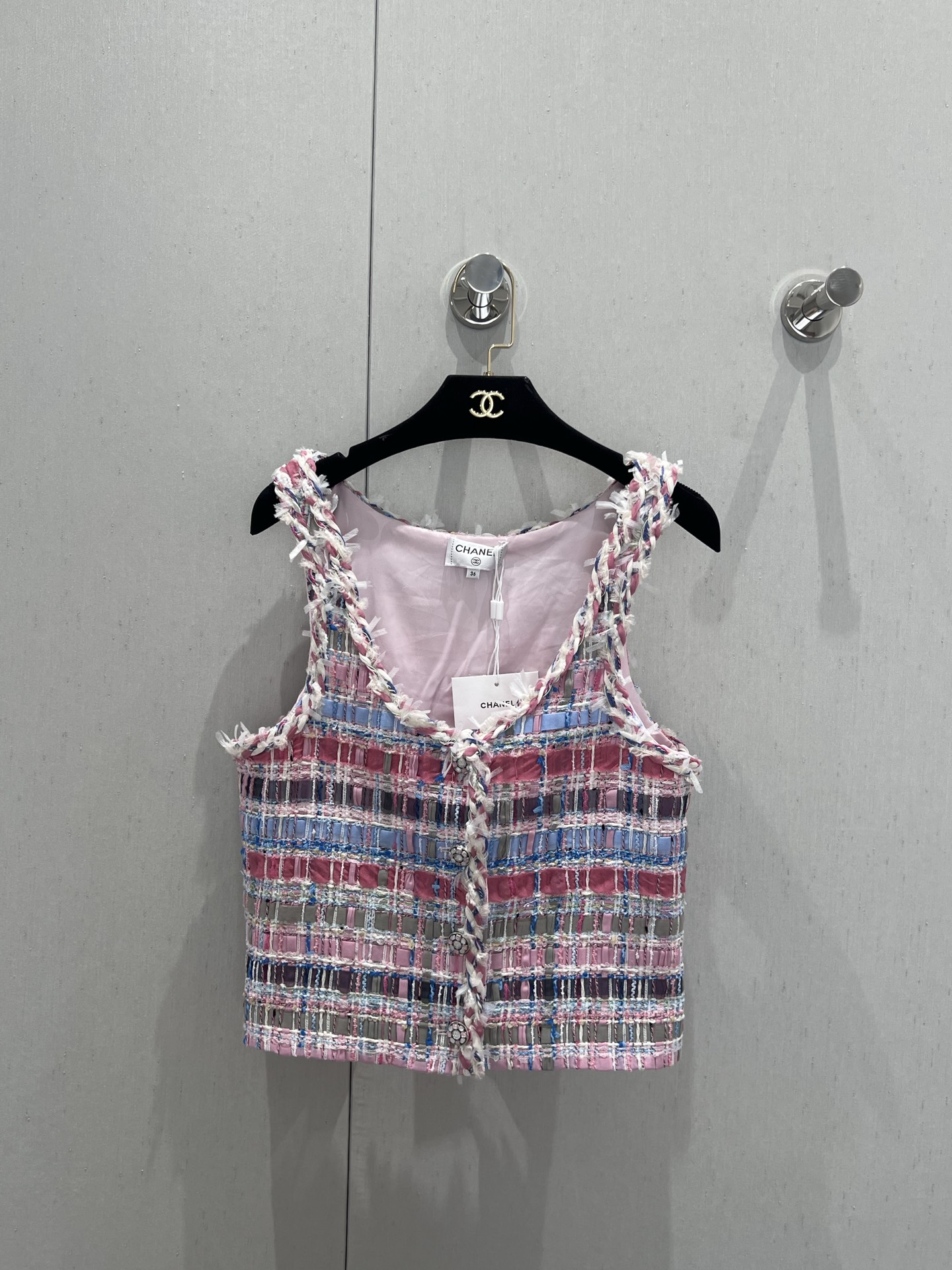 NO:333733,Support for replacement vest Chane* 25Ss spring and summer new style colored braided vest vest   skirt suit 丨Exclusive high-end production!  Exquisite diamond stitching design, colorful weaving through contrasting colors   colored button embellishment, the whole piece is beautiful ~ every part is small details, super white pink and purple, full of the bright girlish feeling of summer, and the upper body is light and fairy-like!  The must-have light and light styles in summer, casual and comfortable, easy to create a fashionable and elegant vision, S/M/L real-life detailed pictures on sale, chanel, skirts, alexander wang19860909支持换款 背心 Chane* 25Ss春夏新款 彩色编织背心马甲 半裙套装丨独家高版出品！精致菱格缝线设计 彩色编织贯穿撞色 彩色纽扣点缀 一整件美呆了～每一处都是小细节,超显白的粉紫色 铺满了夏日的明媚少女感 上身轻盈又仙气！夏日必备的轻薄款式 随性自在 轻松打造时尚优雅的视觉 现货发售S/M/L实拍细节图,,chanel,skirts,alexander wang,Women's clothing