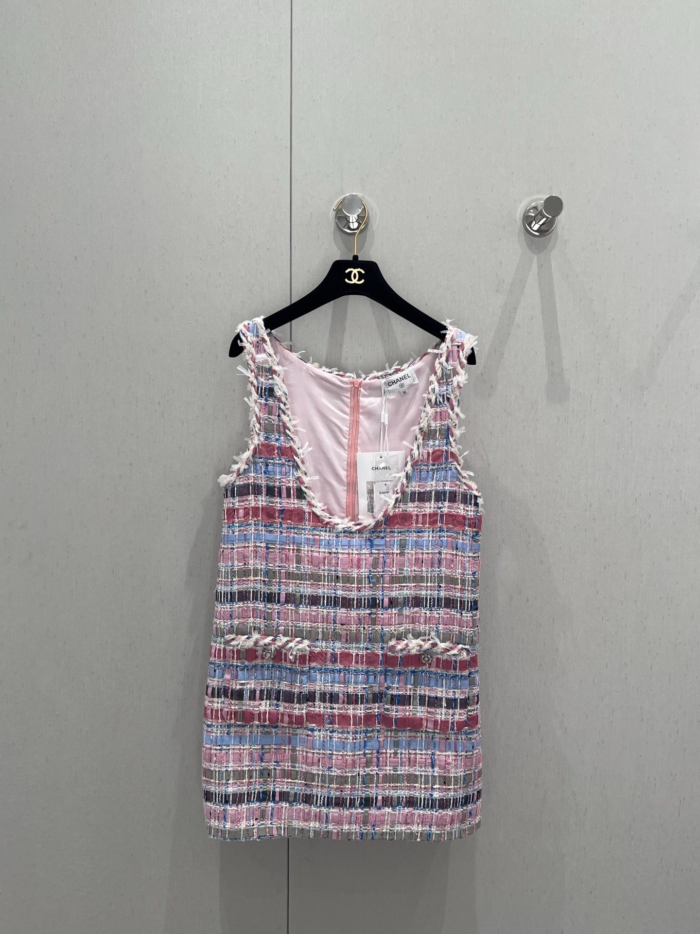 NO:333741,Support for replacement Chane* 25Ss spring and summer new style colored braided vest dress | Exclusive high-end production!  Exquisite diamond stitching design, color knitted through contrasting colors   colored button embellishments, the whole piece is beautiful~Every place is small details, the super white pink and purple color covers the bright girlish feeling of summer, the upper body is light and fairy-like! The must-have light styles in summer are casual and easy to create a fashionable and elegant vision. S/M/L real-life details pictures are available in stock, chanel, skirts, alexander wang19860909支持换款 Chane* 25Ss春夏新款 彩色编织背心连衣裙丨独家高版出品！精致菱格缝线设计 彩色编织贯穿撞色 彩色纽扣点缀 整件美呆了~每一处都是小细节,超显白的粉紫色铺满了夏日的明媚少女感 上身轻盈又仙气!夏日必备的轻薄款式随性自在轻松打造时尚优雅的视觉 现货发售S/M/L实拍细节图,,chanel,skirts,alexander wang,Women's clothing