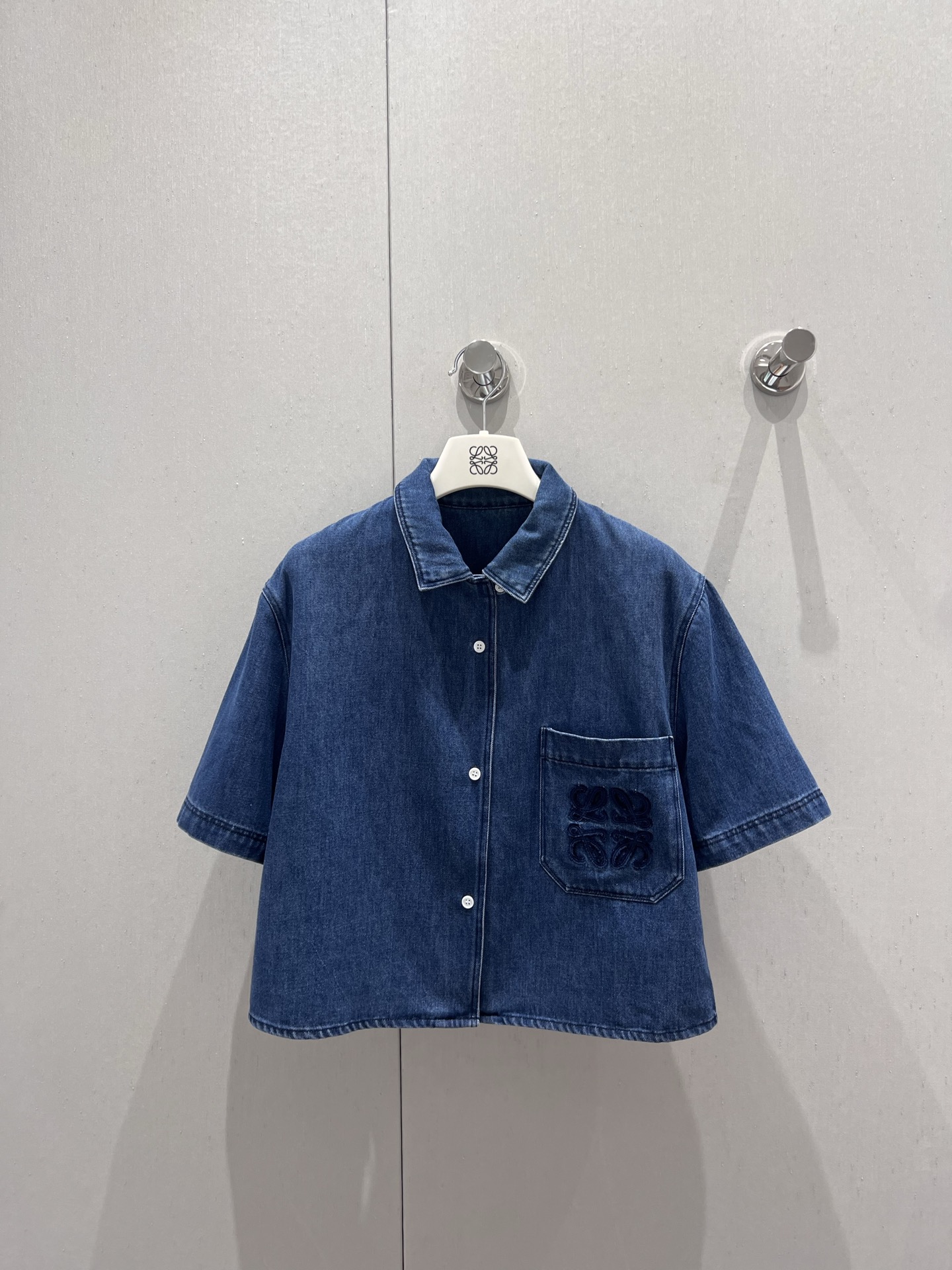 NO:333720,Support replacement Loew*25Ss spring and summer new style Denim denim blue short-sleeved shirt丨Exclusive high-end production!  Heavy industry three-dimensional toothbrush embroidered logo pocket decoration, imported denim has strong skin and active water washing technology and excellent upper body effect!  The classic short H-style style is not picky and versatile and fashionable!  It is sweet or salty and looks very slim!  Highly recommended single item!  S/M/L real photos, loewe,shirts,T-shirts,alexander wang19860909支持换款 Loew*25Ss春夏新款 丹宁牛仔蓝短袖衬衫丨独家高版出品！重工立体牙刷绣logo口袋装饰,进口牛仔筋骨感十足活性洗水工艺上身效果超赞！经典小短款H版型不挑人百搭又时髦！可甜可盐上身超显瘦！强烈推荐单品！现货发售 S/M/L实拍细节图,,loewe,shirts,T-shirt,alexander wang,Women's clothing