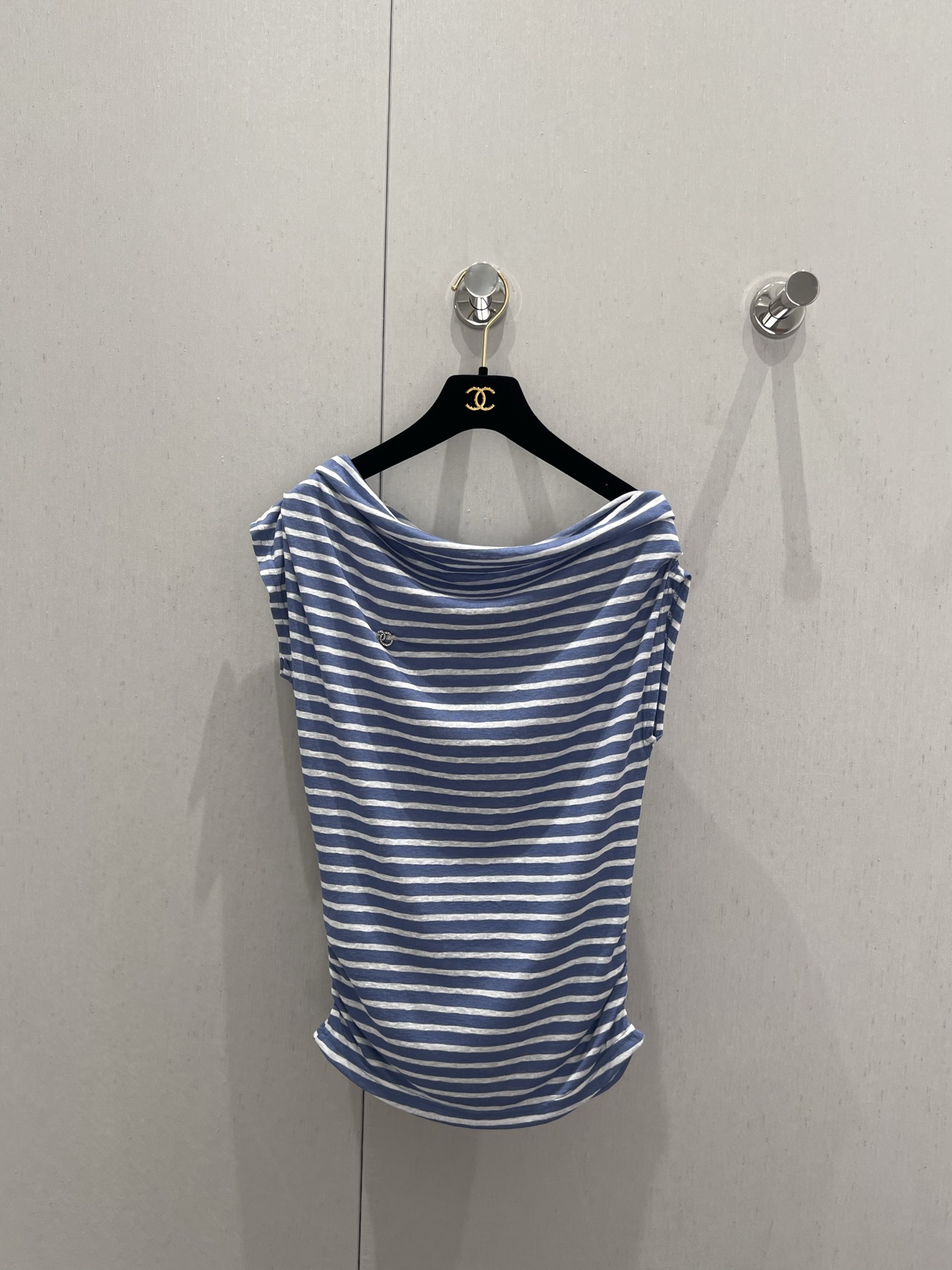NO:334160,Support for replacement Chane* 25Ss spring and summer new style, retro striped one-length one-neck off-shoulder short-sleeved T-shirt | Exclusive high-end production!  It’s so beautiful to have a shoulder leak in summer!  Striped elements are simple, atmospheric and fashionable. The style is combined with the off-shoulder design. The upper body perfectly shows the beautiful curves. It releases a full of sexy and careful. Any casual trousers can be instantly transformed into a Korean girl’s customized fabric with a huge and comfortable upper body. Everyone has a single item that closes their eyes. It is a fashionable and easy to match with age. Sisters, please feel free to put it in!  S/M/L real photos, chanel, T-shirt,tees, t-shirt,alexander wang19860909支持换款 Chane* 25Ss春夏新款 复古条纹一字领斜肩短袖T恤丨独家高版出品！夏日漏肩小心机也太好看了叭！条纹元素 简约大气又不失时髦度 版型配合露肩的设计 上身完美展现优美的曲线 释放出满满的性感小心机随便一件休闲长裤搭配都能秒变韩系小姐姐定制面料上身巨舒服人手一件 闭眼入的单品 减龄时髦好搭配姐妹们放心入就对了！现货发售S/M/L实拍细节图,,chanel,T-shirt,tees，t-shirt,alexander wang,Women's clothing