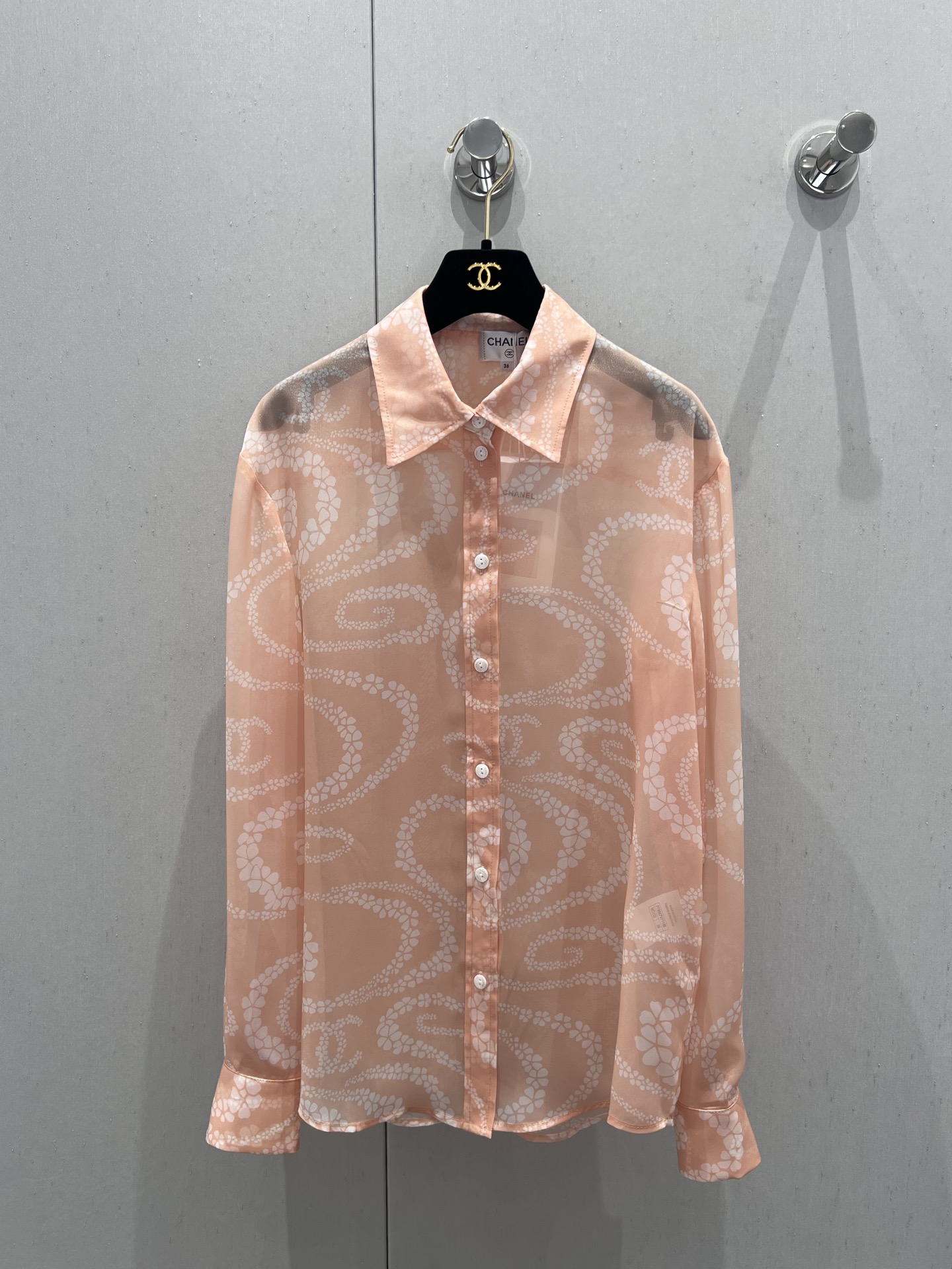 NO:334168,Support for replacement Chane* 25Ss spring and summer new style printed lapel long-sleeved shirt丨Exclusive high-end production!  Imported silk material, rich in 10% silk ingredients, texture, shiny, skin-enhancing and breathable, characteristics are easier to handle than silk, more cost-effective, lapel long-sleeved shirt, straight and loose waist, inclusive body, add a free and handsome atmosphere, full of active and irregular camellia pattern, interspersed with double C logos, highlight the brand style, complex visual effects, create a romantic and beautiful style, full of personality and creativity, and it is brilliant and fashionable at will, available in all seasons, S/M/L real photos, details of S/M/L, chanel, shirts, real silk, alexander wang19860909支持换款 Chane* 25Ss春夏新款 印花翻领长袖衬衫丨独家高版出品！进口丝绸材质 富含百分之10真丝成分 质感光泽 养肤透气 特性比真丝易打理 对比更有性价比 翻领长袖衬衫 腰身直筒宽松版型 包容身材增添洒脱帅气气息 通体活性满印不规则错落山茶花图案 穿插双C徽标 凸显品牌格调 纷繁复杂的视觉效果 打造浪漫唯美风格 充满个性和创意 随意搭配都出彩时髦 四季皆可 现货发售S/M/L实拍细节图,,chanel,shirts,real silk,alexander wang,Women's clothing