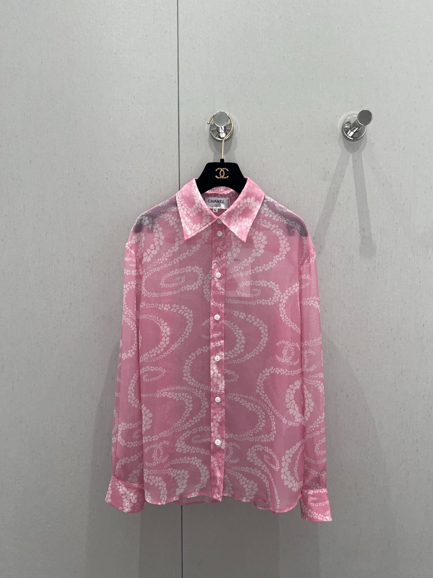 NO:334145,Support for replacement Chane* 25Ss spring and summer new style printed lapel long-sleeved shirt丨Exclusive high-end production!  Imported silk material, rich in 10% silk ingredients, texture, shiny, skin-enhancing and breathable, characteristics are easier to handle than silk, more cost-effective, lapel long-sleeved shirt, straight and loose waist, inclusive body, add a free and handsome atmosphere, full of active and irregular camellia pattern, interspersed with double C logos, highlight the brand style, complex visual effects, create a romantic and beautiful style, full of personality and creativity, and it is brilliant and fashionable at will, available in all seasons, S/M/L real photos, details of S/M/L, chanel, shirts, real silk, alexander wang19860909支持换款 Chane* 25Ss春夏新款 印花翻领长袖衬衫丨独家高版出品！进口丝绸材质 富含百分之10真丝成分 质感光泽 养肤透气 特性比真丝易打理 对比更有性价比 翻领长袖衬衫 腰身直筒宽松版型 包容身材增添洒脱帅气气息 通体活性满印不规则错落山茶花图案 穿插双C徽标 凸显品牌格调 纷繁复杂的视觉效果 打造浪漫唯美风格 充满个性和创意 随意搭配都出彩时髦 四季皆可 现货发售S/M/L实拍细节图,,chanel,shirts,real silk,alexander wang,Women's clothing