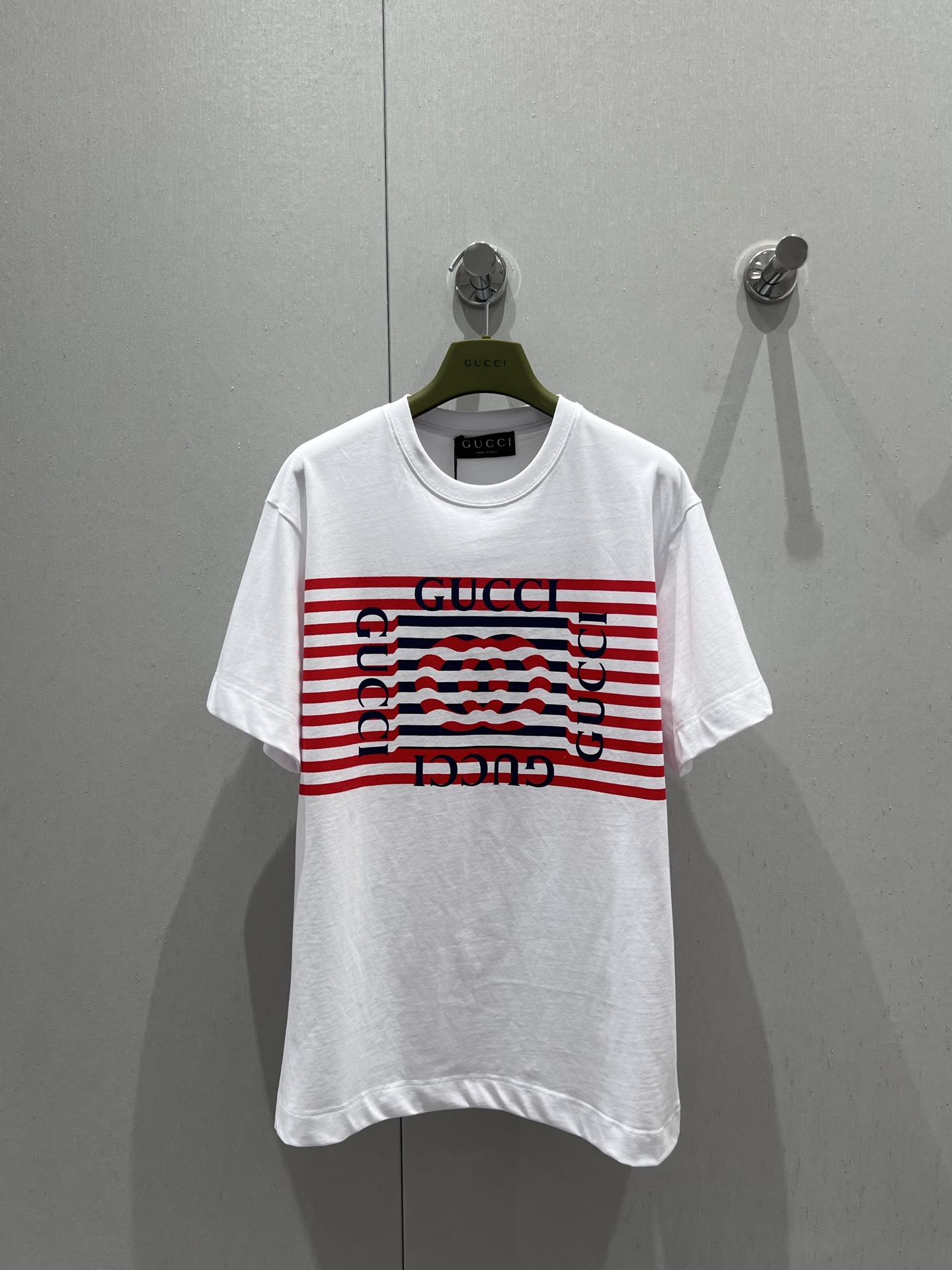 NO:334167,Supports replacement Chane*25ss summer new style, retro striped logo printed short-sleeved T-shirt | Exclusive high-end production!  Really powerless, Xia Tian really can't refuse!  It’s comfortable and skin-friendly!  !  Custom fabrics and body styles are simply not easy to wear!  Both appearance and comfort!  The rate of returning to the street is 100%. If you get it, you will definitely be very nice to match it casually!  Big recommendation!  Men and women's styles, S/M/L real photos for sale, chanel, T-shirt, tees, t-shirt, alexander wang19860909支持换款Chane*25ss夏季新款 复古条纹标识印花短袖T恤丨独家高版出品！真的毫无抵抗力 夏天真是拒绝不了！一整个上身就不想脱下的舒适绝佳亲肤感！！定制面料配合随身型版型简直不要太好穿！颜值与舒适兼具！穿出街回头率百分百 你们拿到手一定会绝绝子随意搭配就很nice！重磅推荐！男女同款 现货发售S/M/L实拍细节图,,chanel,T-shirt,tees，t-shirt,alexander wang,Women's clothing