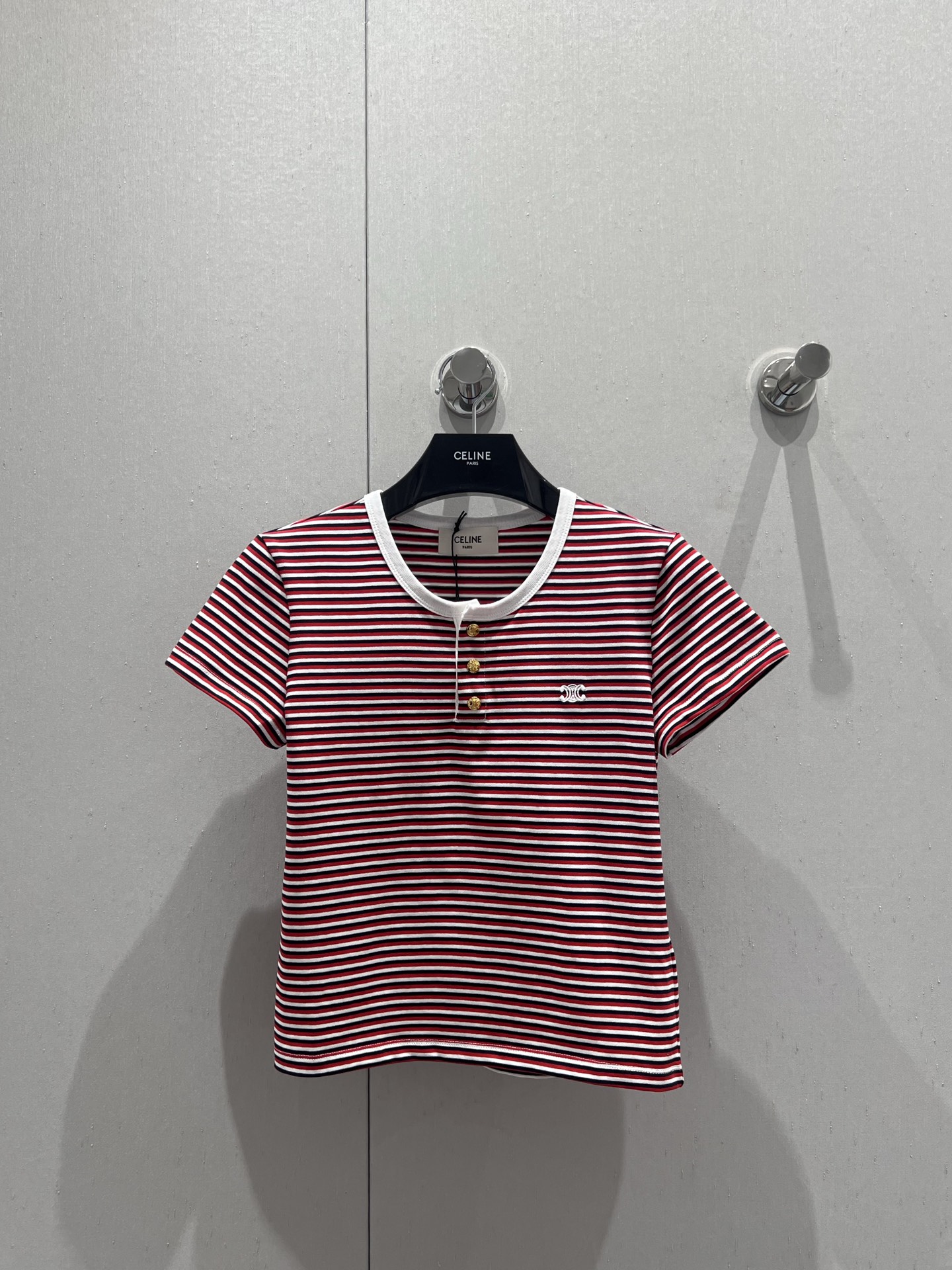 NO:334172,P. Support for replacement Celin* 25Ss spring and summer new style intellectual fashionable style striped short-sleeved T-shirt | Exclusive yb development!  High-end production!  Retro navy striped sweet girl age-reducing sports girl single!  Three-dimensional embroidered Arc de Triomphe is low-key and luxurious!  The imported customized fabric has a great texture. It can be sweet and salty, and its temperament is age-reducing and girlish style is versatile and not picky!  Perfect workmanship quality depends on the details. S/M/L real photos of S/M/L are available in stock, celine, T-shirt, tees, t-shirt, alexander wang19860909P.支持换款 Celin* 25Ss春夏新款 知识分子时髦风气质条纹短袖T恤丨独家yb开发！高版出品！复古海军条纹甜妹减龄运动少女单品！立体刺绣凯旋门低调奢华！进口定制面料质感超赞.可甜可盐气质减龄少女风百搭不挑人！完美做工品质看细节.现货发售S/M/L实拍细节图,,celine,T-shirt,tees，t-shirt,alexander wang,Women's clothing