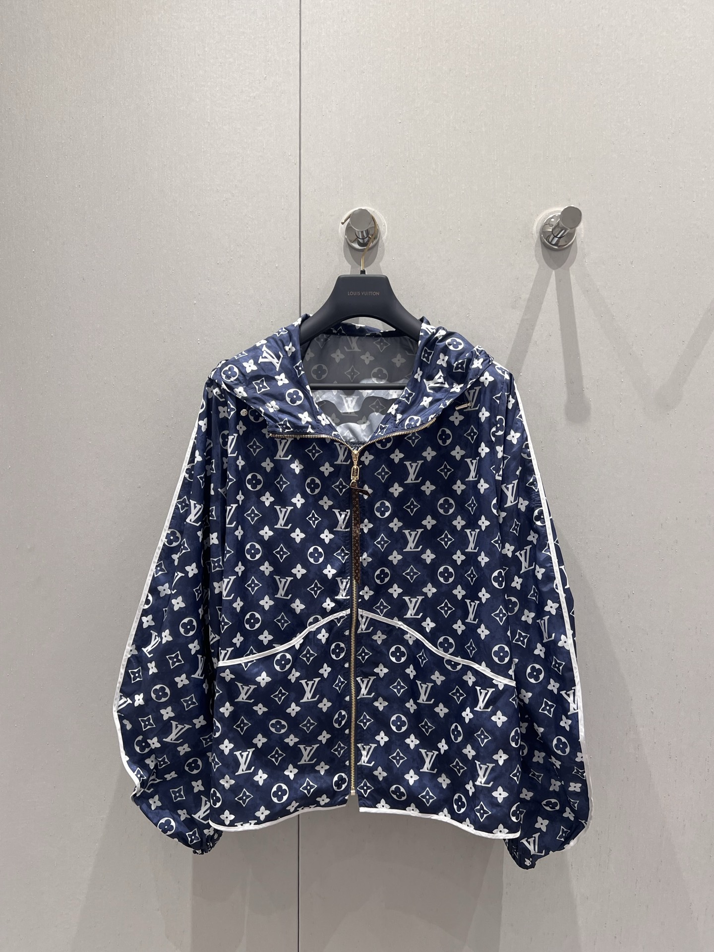 NO:334155,Support replacement Louis Vuitto* 25ss Spring and Summer New Style Classic Presbyterian Logo Print Hooded Sunscreen Jacket | Exclusive yb development!  High-end production!  Presbyopia is so suitable for traveling and vacationing~ Wind and sun protection are very practical!  Imagine the blue sea and blue sky, and you can wear a high-end vacation style at any time, so you can be so beautiful when shopping and traveling!  Paired with a vest, T-shirt and shorts is a refreshing and fashionable look!  S/M/L real photos of real photos, louis vuitton, shorts, jackets & coats, tees, t-shirt, hats, alexander wang19860909支持换款 Louis Vuitto* 25ss春夏新款 经典老花满logo印花连帽防晒服外套丨独家yb开发！高版出品！老花太适合出游度假了~防风防晒都好实用！想象一下碧海蓝天,随时可以穿出度假高级范,逛街、出游要美翻天！搭配背心、T恤和短裤就是清爽又时髦的凹造型！现货发售S/M/L实拍细节图,,louis vuitton,shorts,jackets & coats,tees，t-shirt,hats,alexander wang,Women's clothing