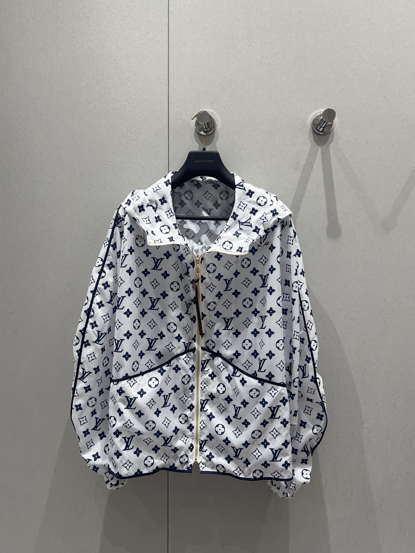 NO:334149,Support replacement Louis Vuitto* 25ss Spring and Summer New Style Classic Presbyterian Logo Print Hooded Sunscreen Jacket | Exclusive yb development!  High-end production!  Presbyopia is so suitable for traveling and vacationing~ Wind and sun protection are very practical!  Imagine the blue sea and blue sky, and you can wear a high-end vacation style at any time, so you can be so beautiful when shopping and traveling!  Paired with a vest, T-shirt and shorts is a refreshing and fashionable look!  S/M/L real photos of real photos, louis vuitton, shorts, jackets & coats, tees, t-shirt, hats, alexander wang19860909支持换款 Louis Vuitto* 25ss春夏新款 经典老花满logo印花连帽防晒服外套丨独家yb开发！高版出品！老花太适合出游度假了~防风防晒都好实用！想象一下碧海蓝天,随时可以穿出度假高级范,逛街、出游要美翻天！搭配背心、T恤和短裤就是清爽又时髦的凹造型！现货发售S/M/L实拍细节图,,louis vuitton,shorts,jackets & coats,tees，t-shirt,hats,alexander wang,Women's clothing