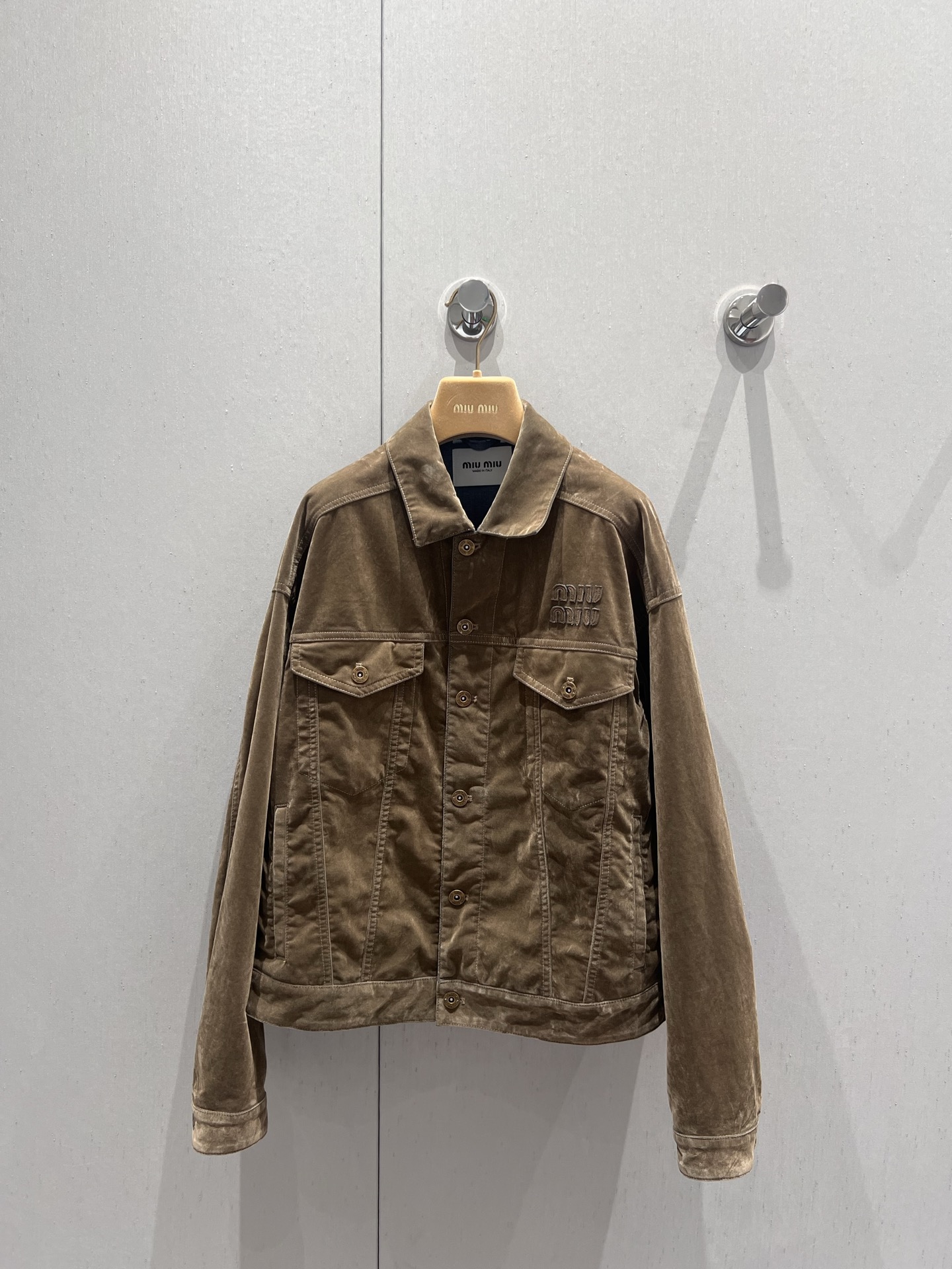 NO:334159,Support replacement MiuMi* 25Ss spring and summer new style Velvet denim lapel single-breasted jacket | Exclusive yb development!  High-end production!  Imported velvet denim fabric. Multiple enzyme wash, retro and fashionable. The iconic three-dimensional letter logo on the chest shows the brand's trendy positioning. The upper body adds visual highlights~ The overall style is fashionable and fashionable!  Perfect workmanship quality depends on the details. S/M/L real photos of S/M/L are available in stock, miumiu, jackets & coats, alexander wang19860909支持换款 MiuMi* 25Ss春夏新款 丝绒牛仔翻领单排扣外套丨独家yb开发！高版出品！进口丝绒牛仔面料.酵素多重水洗 复古洋气 胸前标志性立体字母徽标 尽显品牌潮流定位小短款版型上身增加视觉亮点～整体时髦且洋气！完美做工品质看细节.现货发售S/M/L实拍细节图,,miumiu,jackets & coats,alexander wang,Women's clothing