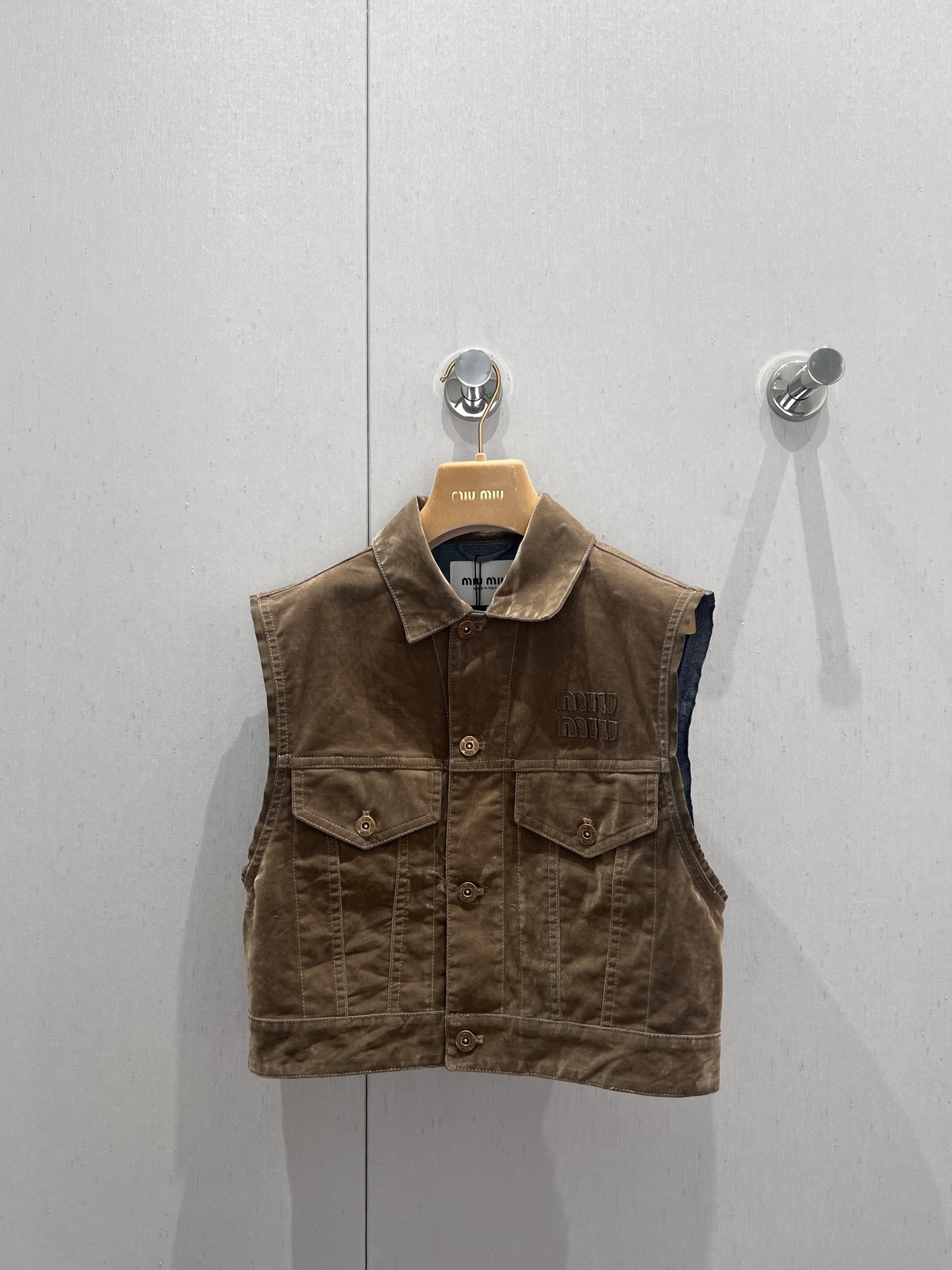 NO:334162,Support replacement MiuMi* 25Ss spring and summer new velvet denim short vest jacket | Exclusive yb development!  High-end production!  Imported velvet denim fabric. Multiple enzyme wash, retro and fashionable. The iconic three-dimensional letter logo on the chest shows the brand's trendy positioning. The upper body adds visual highlights~ The overall style is fashionable and fashionable!  Perfect workmanship quality depends on the details. S/M/L real photos of S/M/L are available in stock, miumiu, jackets & coats, alexander wang19860909支持换款 MiuMi* 25Ss春夏新款 丝绒牛仔短款马甲外套丨独家yb开发！高版出品！进口丝绒牛仔面料.酵素多重水洗 复古洋气 胸前标志性立体字母徽标 尽显品牌潮流定位小短款版型上身增加视觉亮点～整体时髦且洋气！完美做工品质看细节.现货发售S/M/L实拍细节图,,miumiu,jackets & coats,alexander wang,Women's clothing