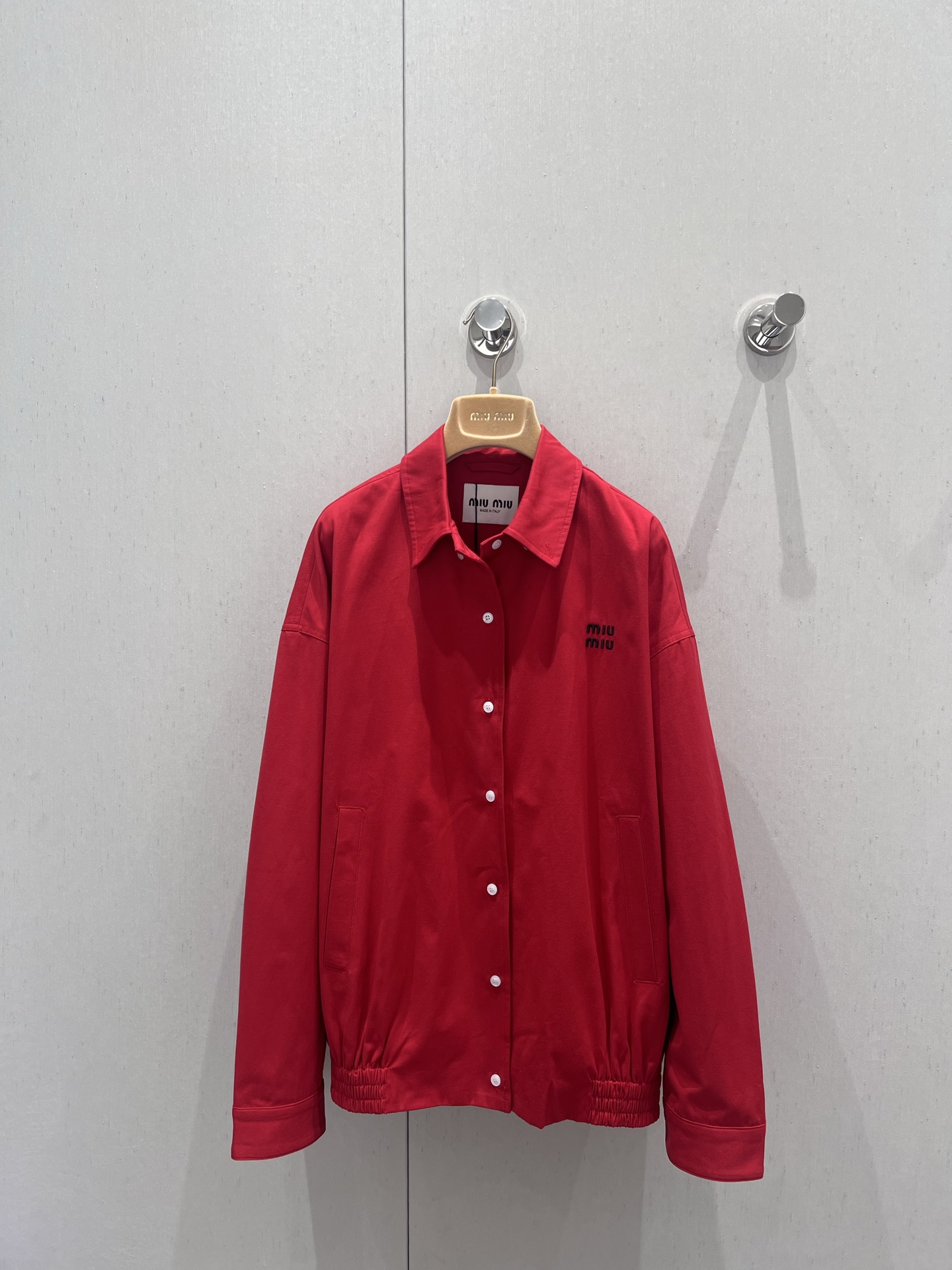 NO:334154,Support replacement Miumi* 25Ss spring and summer new style embroidered letter stand-up collar jacket | Exclusive yb development!  High-end production!  It uses original custom fabrics, with excellent texture and a crisp style. The classic stand-up collar and exquisite button design are fashionable and elegant. The brand logo is low-key and embellished, hidden in luxury tricks. Whether it is paired with simple jeans to create a casual and cool feeling, or a skirt to create an elegant temperament, you can easily grasp it. One piece unlocks a variety of styles, and fashion experts should not miss it!  S/M/L real photos of S/M/L are available in stock, miumiu, skirts, jeans, jackets & coats, jackets & coats, alexander wang19860909支持换款 Miumi* 25Ss春夏新款 刺绣字母立领夹克外套丨独家yb开发！高版出品！采用原版定制面料,质感上乘,版型挺括.经典立领与精致纽扣设计,时髦又不失优雅格调.品牌标识低调点缀,暗藏奢华小心机.无论是搭配简约牛仔裤打造休闲酷感,还是与半身裙组合出优雅气质,都能轻松拿捏.一件解锁多样风格,时尚达人不容错过！现货发售S/M/L实拍细节图,,miumiu,skirts,jeans,jackets & coats,jackets & coats,alexander wang,Women's clothing