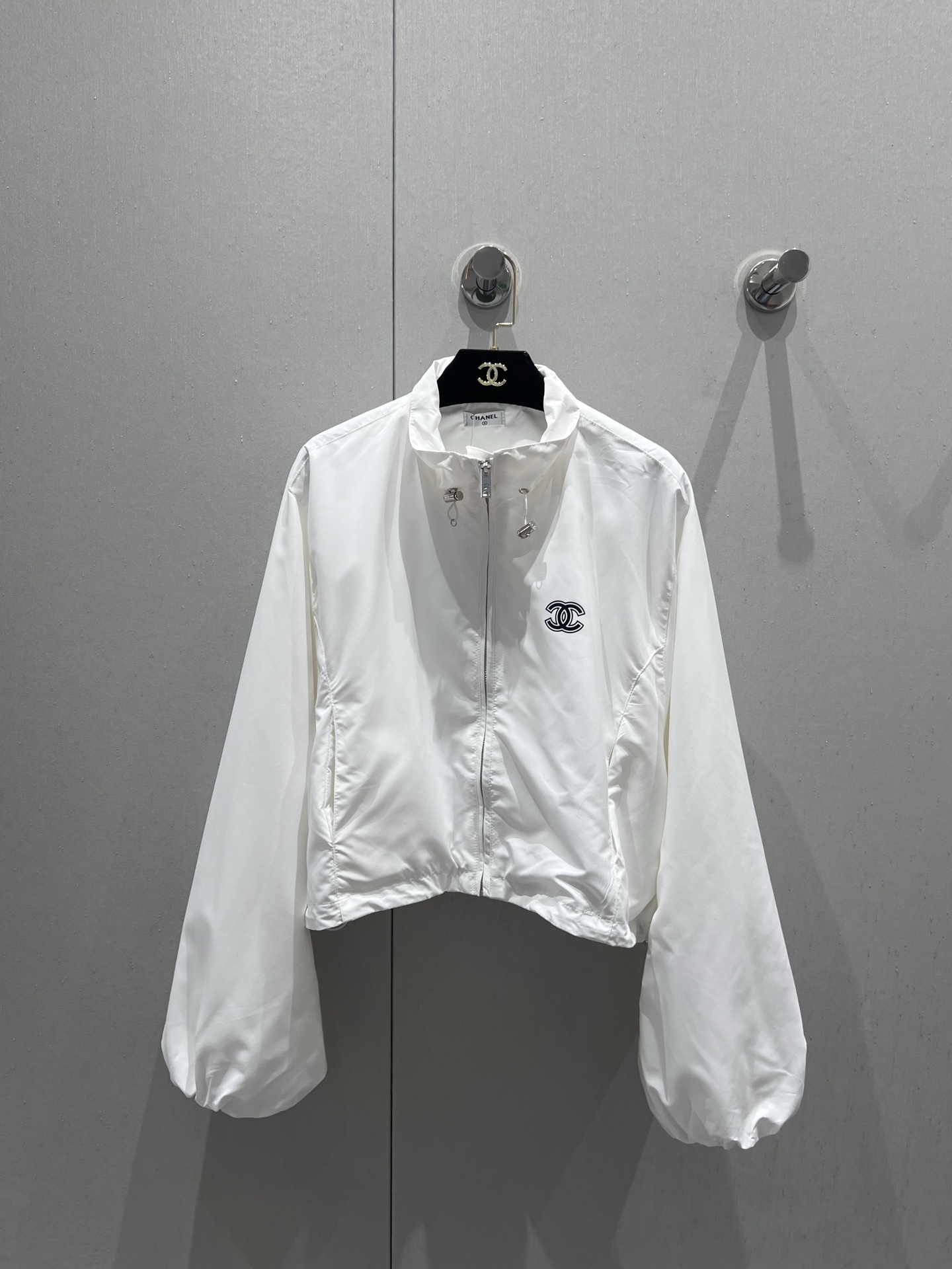 NO:335088,Support for replacement Chane* 25Ss spring and summer new style medieval sunscreen jacket jacket | Exclusive high-end production!  Loose style design is not picky at all logo printing design is full of small details, the first choice for sun protection in summer, customized thin fabric, super cool, the rotator sleeve upper body makes the body look slim, instantly becomes a paper person, lazy, casual and fashionable feeling is easy to control the S/M/L real-life details pictures, chanel, jackets & coats, jackets & coats, alexander wang19860909支持换款 Chane* 25Ss春夏新款 中古风防晒夹克冲锋衣外套丨独家高版出品！宽松版型设计完全不挑人logo印花设计小细节满满,夏季首选防晒 订制薄款面料 超级凉快 落肩袖型上身更显身形纤细 秒变纸片人 慵懒随性时髦感轻松驾驭现货发售S/M/L实拍细节图,,chanel,jackets & coats,jackets & coats,alexander wang,Women's clothing