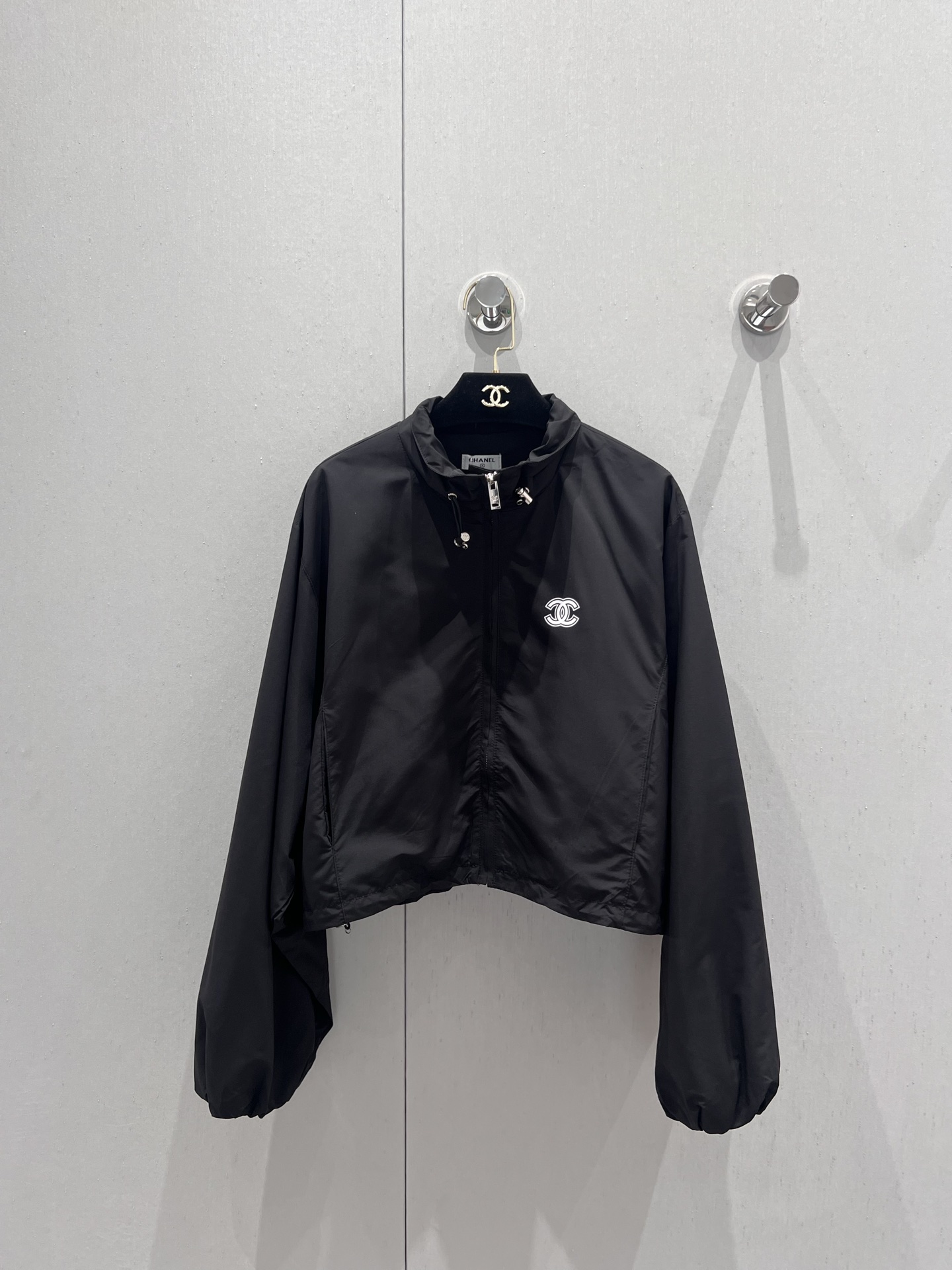 NO:335093,Support for replacement Chane* 25Ss spring and summer new style medieval sunscreen jacket jacket | Exclusive high-end production!  Loose style design is not picky at all logo printing design is full of small details, the first choice for sun protection in summer, customized thin fabric, super cool, the rotator sleeve upper body makes the body look slim, instantly becomes a paper person, lazy, casual and fashionable feeling is easy to control the S/M/L real-life details pictures, chanel, jackets & coats, jackets & coats, alexander wang19860909支持换款 Chane* 25Ss春夏新款 中古风防晒夹克冲锋衣外套丨独家高版出品！宽松版型设计完全不挑人logo印花设计小细节满满,夏季首选防晒 订制薄款面料 超级凉快 落肩袖型上身更显身形纤细 秒变纸片人 慵懒随性时髦感轻松驾驭现货发售S/M/L实拍细节图,,chanel,jackets & coats,jackets & coats,alexander wang,Women's clothing