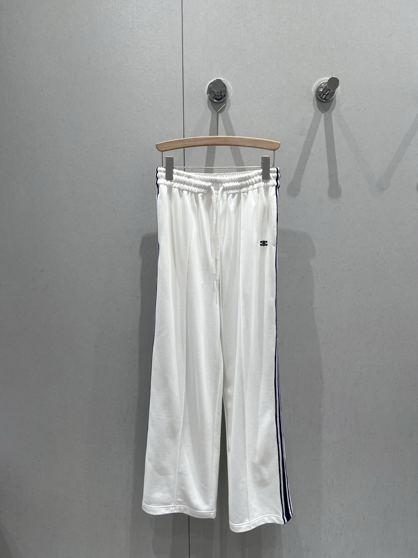 NO:334180,Support for replacement Celin* 25Ss spring and summer new Arc de Triomphe embroidery academy style elastic waist trousers | Exclusive high-end production!  The style you want to wear when you go out every day ~ a very comfortable style!  Close your eyes and enter! The elastic waist design is more inclusive and sports and casual style items!  Simple design. Really necessary to wear it is a versatile artifact. Simple high-waisted style. Easy to match with various T-shirts and very fashionable! A pair of versatile trousers in all seasons. S/M/L live details for holiday dates, celine,tees, t-shirt,alexander wang19860909支持换款 Celin* 25Ss春夏新款 凯旋门刺绣学院风松紧腰长裤丨独家高版出品！日常出门就会想穿的款～非常舒适的款！闭眼入!松紧腰头设计更具有包容性运动休闲风单品！简约设计 真的刚需穿上就是百搭神器 简约高腰款 轻松搭配各种T恤而且非常的时尚!一条四季百搭长裤 度假约会日常现货发售S/M/L实拍细节图,,celine,tees，t-shirt,alexander wang,Women's clothing