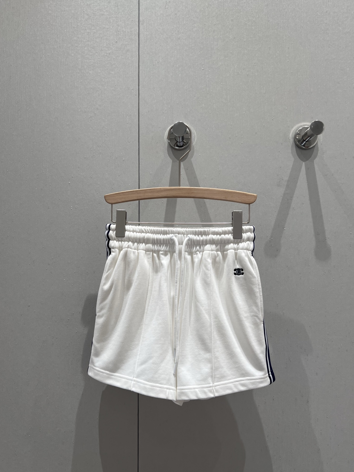 NO:334153,Support for replacement Celin* 25Ss spring and summer new Arc de Triomphe embroidery academy style elastic waist shorts | Exclusive high-end production!  The style you want to wear when you go out every day ~ a very comfortable style!  Close your eyes and enter! The elastic waist design is more inclusive and sports and casual style items!  Simple design. It is a versatile artifact when you really need to wear it in summer. Simple and high-waisted style. Easy to match with various T-shirts and very fashionable! So comfortable that you don’t want to take it off. S/M/L real-life details pictures are available in stock, celine, shorts, tees, t-shirt, alexander wang19860909支持换款 Celin* 25Ss春夏新款 凯旋门刺绣学院风松紧腰短裤丨独家高版出品！日常出门就会想穿的款～非常舒适的款！闭眼入!松紧腰头设计更具有包容性运动休闲风单品！简约设计 夏天真的刚需穿上就是百搭神器 简约高腰款 轻松搭配各种T恤而且非常的时尚!舒服到不想脱下来 现货发售S/M/L实拍细节图,,celine,shorts,tees，t-shirt,alexander wang,Women's clothing