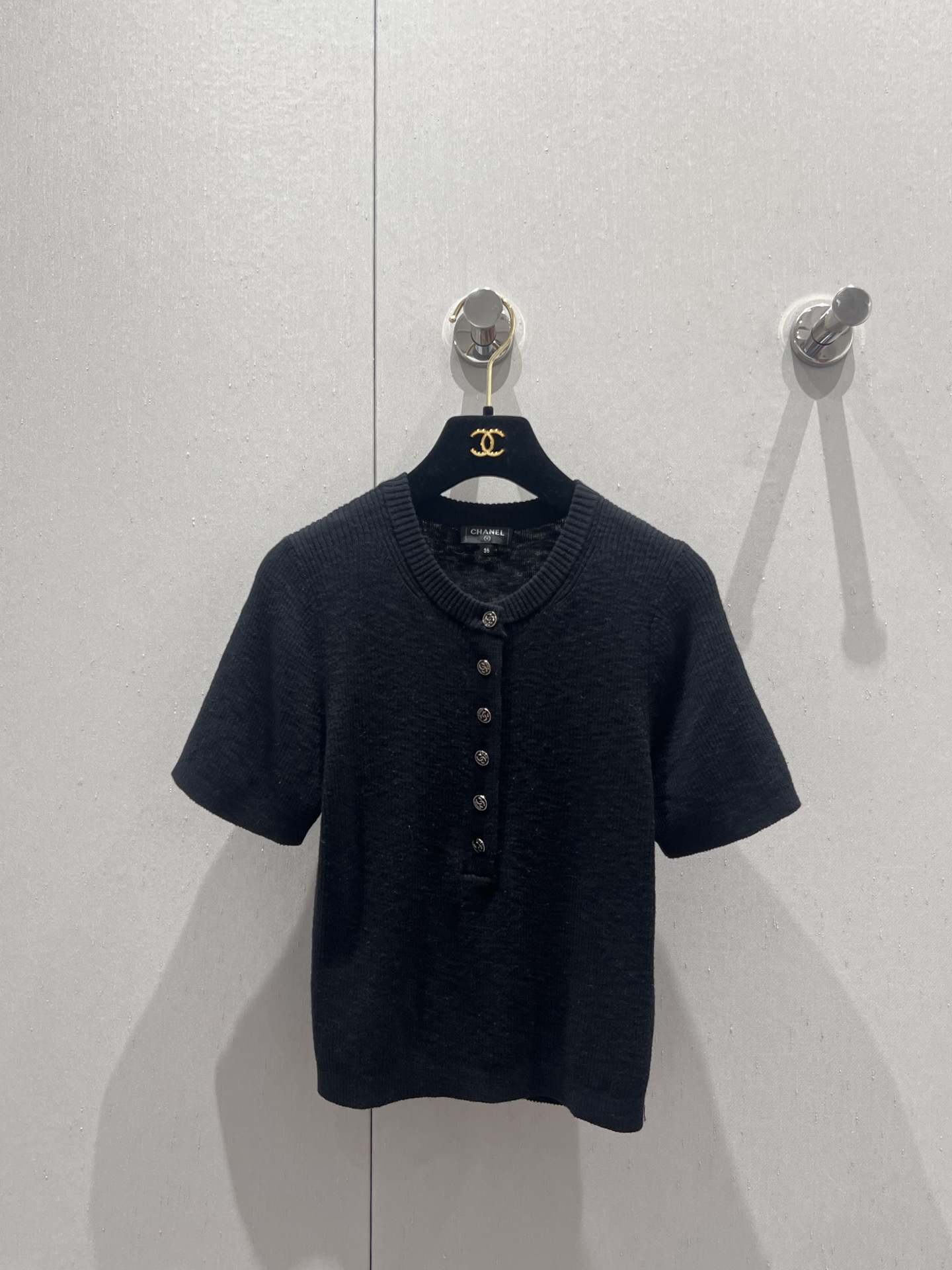 NO:334176,Support for replacement Chane*25ss summer new model CoCo Beach Series Short-sleeved Top | Exclusive high-end production!  Custom knitted material Custom hardware buttons, delicate texture, soft and comfortable vertical texture, rich visual effects, and elastic features, fit the body and make it look slimmer, add exquisite tone, show brand tone, versatile styles do not pick the age-old skin tone!  S/M/L real photos, chanel, T-shirt, alexander wang19860909支持换款 Chane*25ss夏季新款 CoCo沙滩系列短袖上衣丨独家高版出品！定制针织材质 定制五金纽扣,细腻肌理 柔软舒适通体竖纹肌理丰富视觉效果 搭配弹性十足的特性 贴合身型更显瘦 增添精致调性 展示品牌调性 百搭款式不挑年龄肤色！现货发售S/M/L实拍细节图,,chanel,T-shirt,alexander wang,Women's clothing