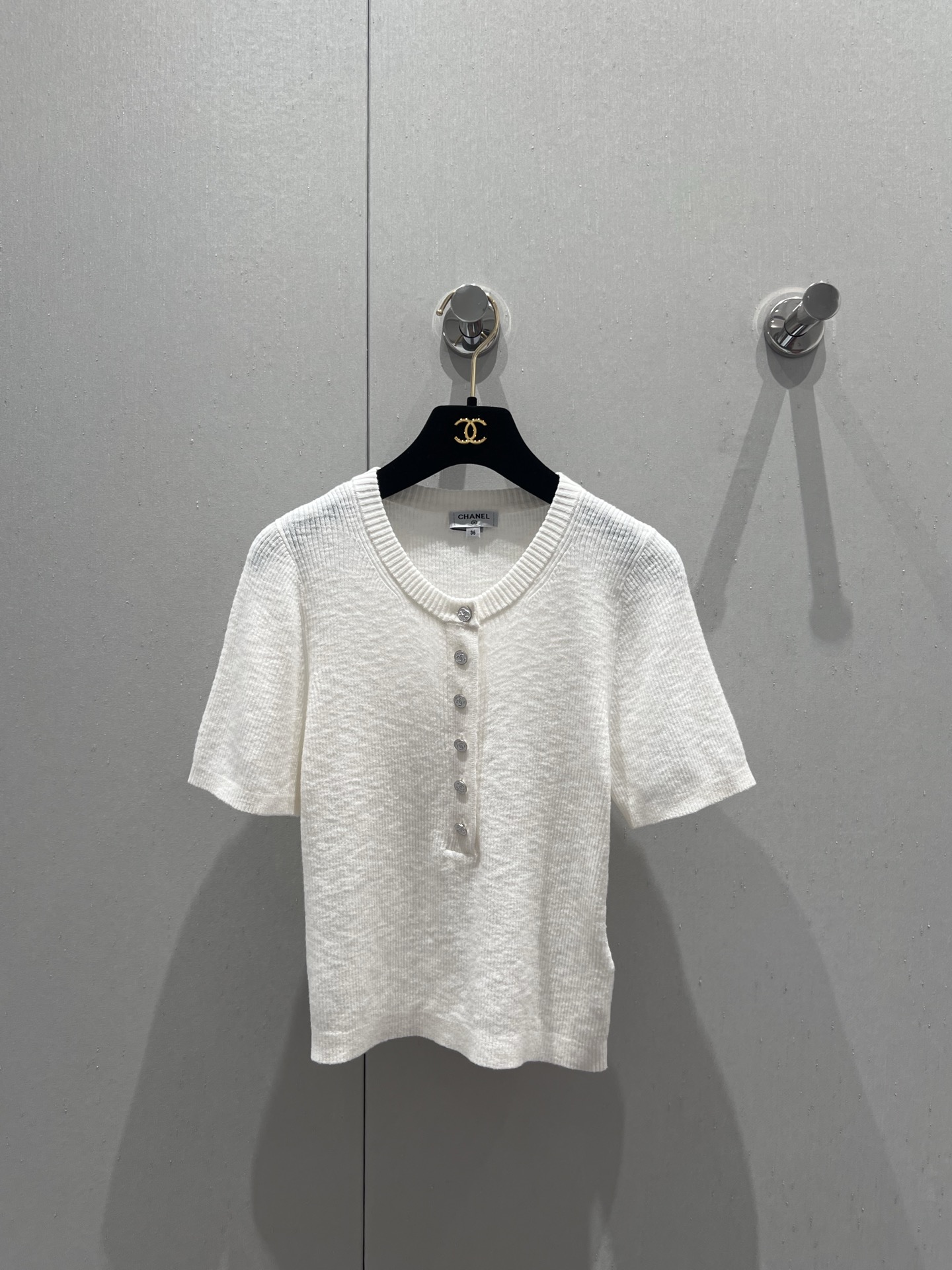 NO:334173,Support for replacement Chane*25ss summer new model CoCo Beach Series Short-sleeved Top | Exclusive high-end production!  Custom knitted material Custom hardware buttons, delicate texture, soft and comfortable vertical texture, rich visual effects, and elastic features, fit the body and make it look slimmer, add exquisite tone, show brand tone, versatile styles do not pick the age-old skin tone!  S/M/L real photos, chanel, T-shirt, alexander wang19860909支持换款 Chane*25ss夏季新款 CoCo沙滩系列短袖上衣丨独家高版出品！定制针织材质 定制五金纽扣,细腻肌理 柔软舒适通体竖纹肌理丰富视觉效果 搭配弹性十足的特性 贴合身型更显瘦 增添精致调性 展示品牌调性 百搭款式不挑年龄肤色！现货发售S/M/L实拍细节图,,chanel,T-shirt,alexander wang,Women's clothing