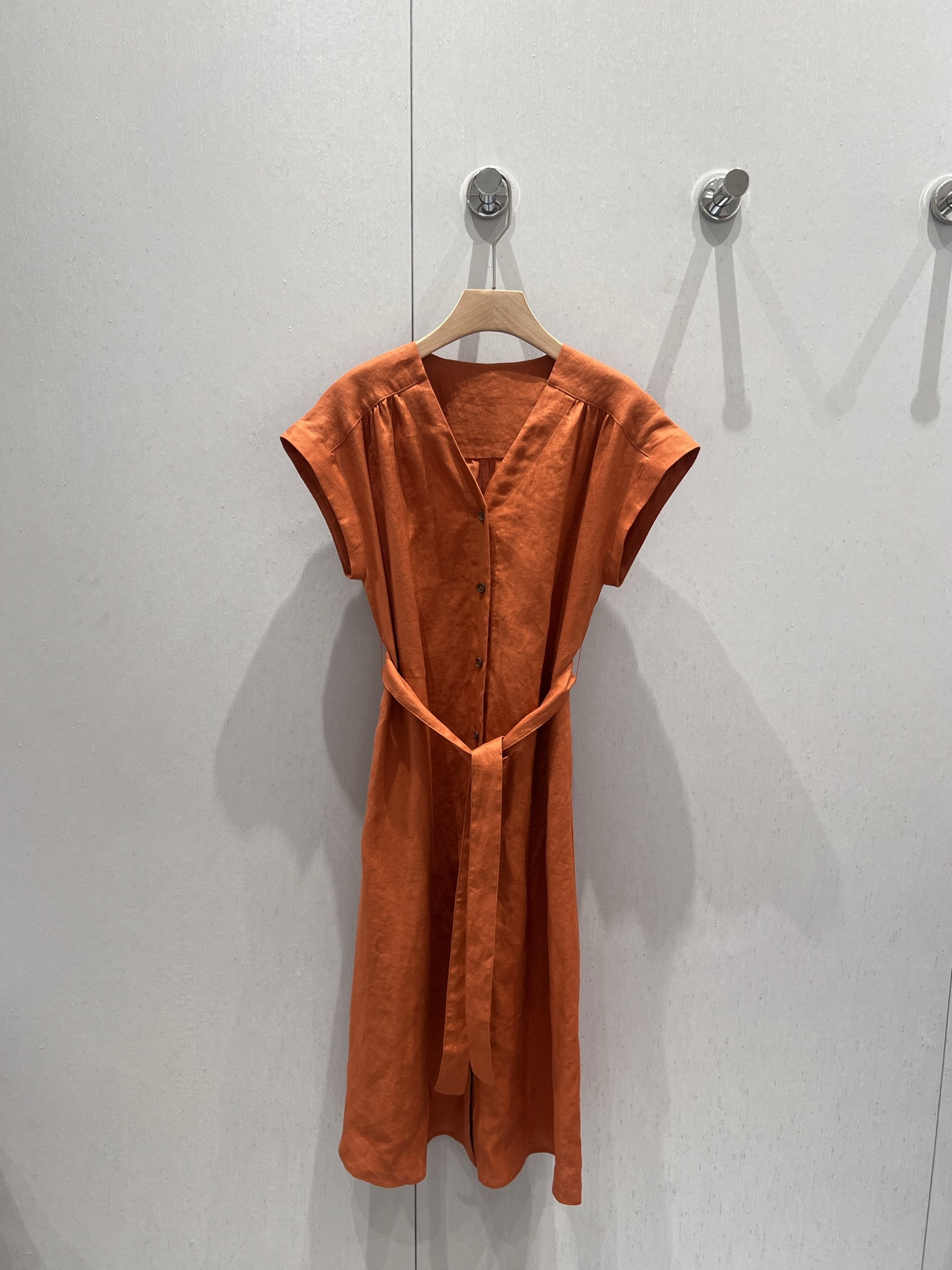 NO:334184,Support replacement Icic* 25Ss spring and summer new style minimalist style long-term orange linen V-neck long skirt丨Exclusive high-end production!  The French temperament is a smart combination of wide shoulder sleeveless and broken pleats, and the classic lace-up style interprets a lazy and casual elegant item. It is capable and soft tailored with a pear-shaped figure and dressed in a dressing style!  The imported natural linen fabric has a great texture!  Perfect workmanship quality depends on details, S/M/L real photos of S/M/L on sale, skirts, alexander wang19860909支持换款 Icic* 25Ss春夏新款 极简风长期主义橘调亚麻V领长裙丨独家高版出品！法式气质宽肩无袖与碎褶的灵动结合,经典系带版型演绎慵懒随性的优雅单品.干练柔和剪裁搭配梨形身材的穿搭天菜！进口天然亚麻面料质感超赞！完美做工品质看细节,现货发售S/M/L实拍细节图,,skirts,alexander wang,Women's clothing