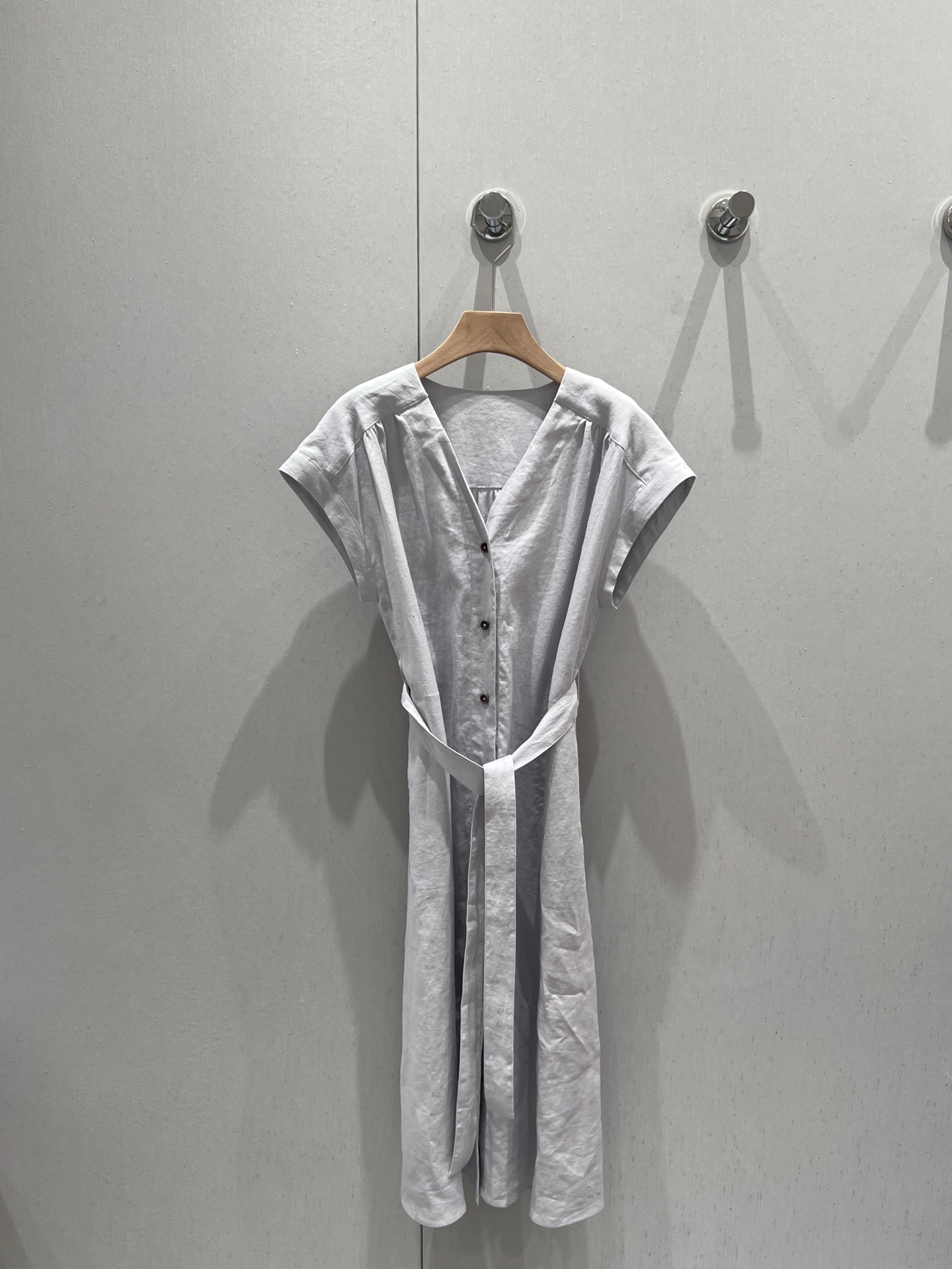 NO:334188,Support replacement Icic* 25Ss spring and summer new style minimalist style long-term orange linen V-neck long skirt丨Exclusive high-end production!  The French temperament is a smart combination of wide shoulder sleeveless and broken pleats, and the classic lace-up style interprets a lazy and casual elegant item. It is capable and soft tailored with a pear-shaped figure and dressed in a dressing style!  The imported natural linen fabric has a great texture!  Perfect workmanship quality depends on details, S/M/L real photos of S/M/L on sale, skirts, alexander wang19860909支持换款 Icic* 25Ss春夏新款 极简风长期主义橘调亚麻V领长裙丨独家高版出品！法式气质宽肩无袖与碎褶的灵动结合,经典系带版型演绎慵懒随性的优雅单品.干练柔和剪裁搭配梨形身材的穿搭天菜！进口天然亚麻面料质感超赞！完美做工品质看细节,现货发售S/M/L实拍细节图,,skirts,alexander wang,Women's clothing