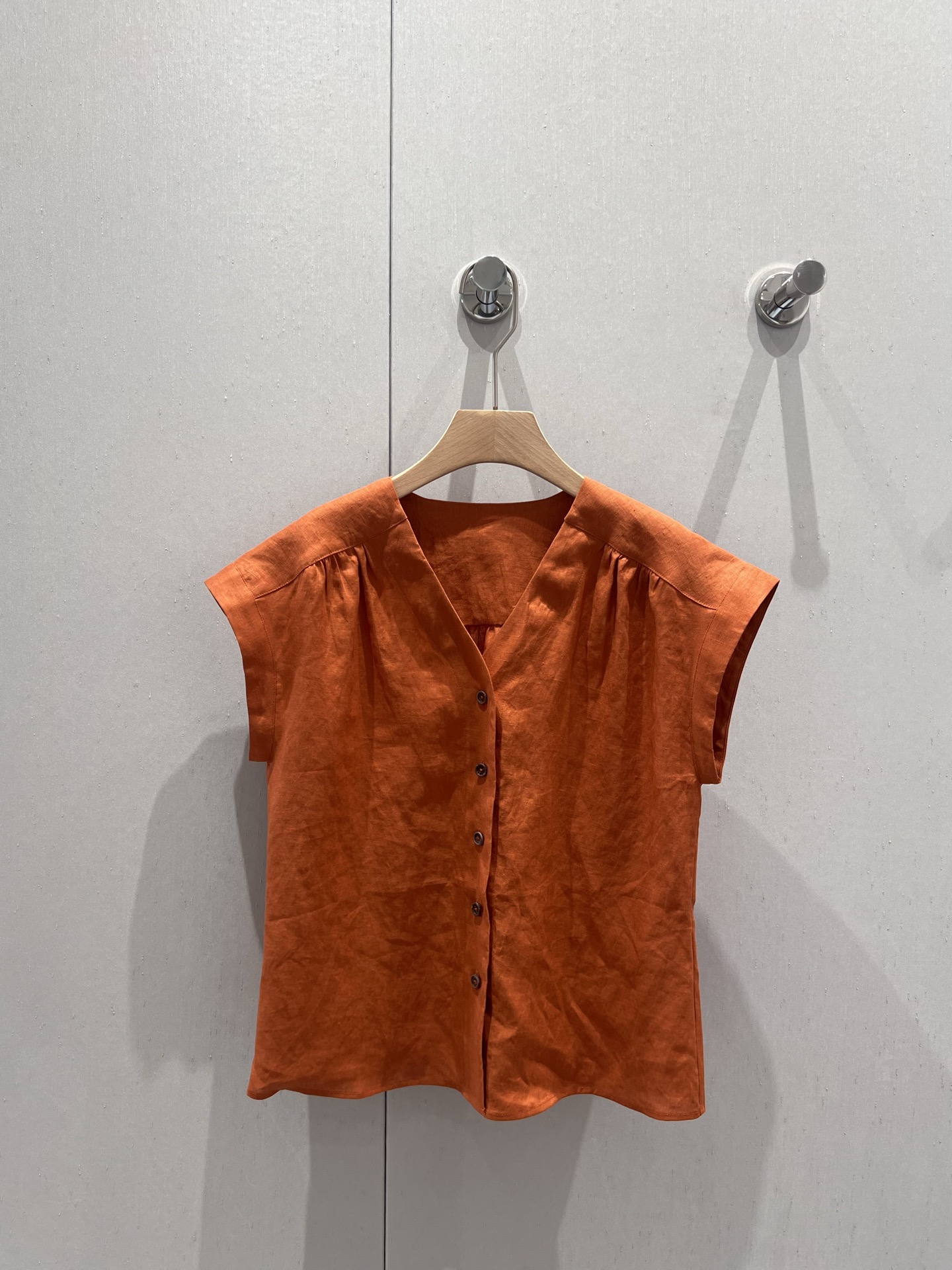 NO:335104,Support replacement Icic* 25Ss spring and summer new style minimalist style long-term orange linen V-neck shirt丨Exclusive high-end production!  The French temperament is a smart combination of wide-shoulder sleeveless and broken pleats, and the capable and soft tailoring style interprets a lazy and casual elegant item. The imported natural linen fabric has a great texture!  Perfect workmanship quality depends on details, S/M/L real photos of S/M/L on sale, Shirts, alexander wang19860909支持换款 Icic* 25Ss春夏新款 极简风长期主义橘调亚麻V领衬衫丨独家高版出品！法式气质宽肩无袖与碎褶的灵动结合,干练柔和的剪裁版型演绎慵懒随性的优雅单品.进口天然亚麻面料质感超赞！完美做工品质看细节,现货发售S/M/L实拍细节图,,shirts,alexander wang,Women's clothing