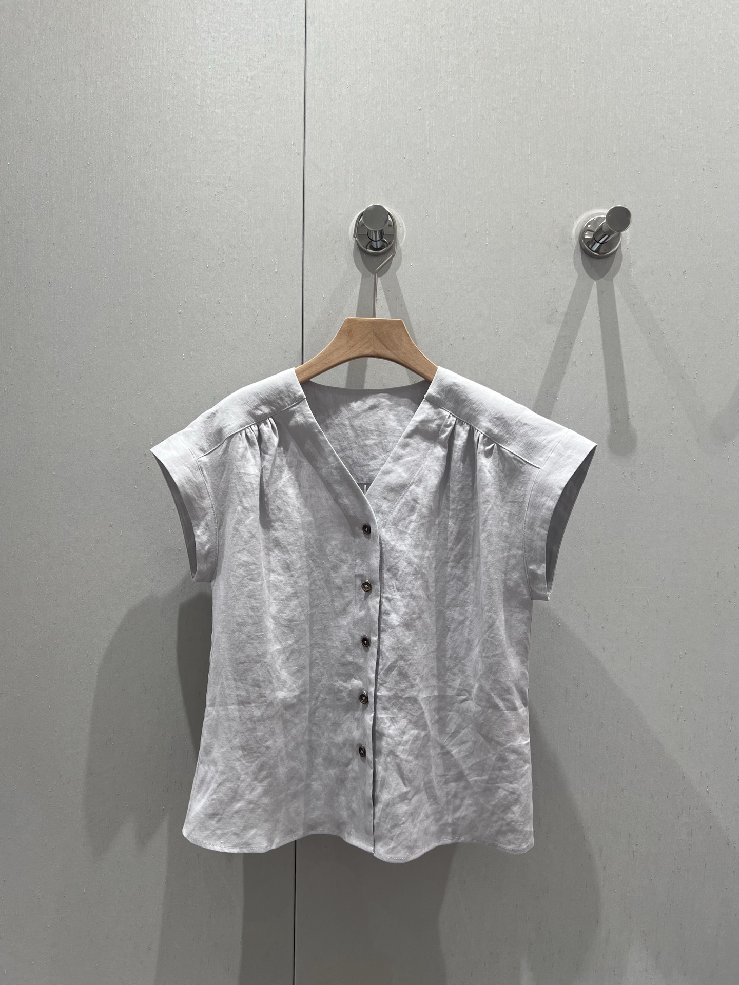 NO:335110,Support replacement Icic* 25Ss spring and summer new style minimalist style long-term orange linen V-neck shirt丨Exclusive high-end production!  The French temperament is a smart combination of wide-shoulder sleeveless and broken pleats, and the capable and soft tailoring style interprets a lazy and casual elegant item. The imported natural linen fabric has a great texture!  Perfect workmanship quality depends on details, S/M/L real photos of S/M/L on sale, Shirts, alexander wang19860909支持换款 Icic* 25Ss春夏新款 极简风长期主义橘调亚麻V领衬衫丨独家高版出品！法式气质宽肩无袖与碎褶的灵动结合,干练柔和的剪裁版型演绎慵懒随性的优雅单品.进口天然亚麻面料质感超赞！完美做工品质看细节,现货发售S/M/L实拍细节图,,shirts,alexander wang,Women's clothing