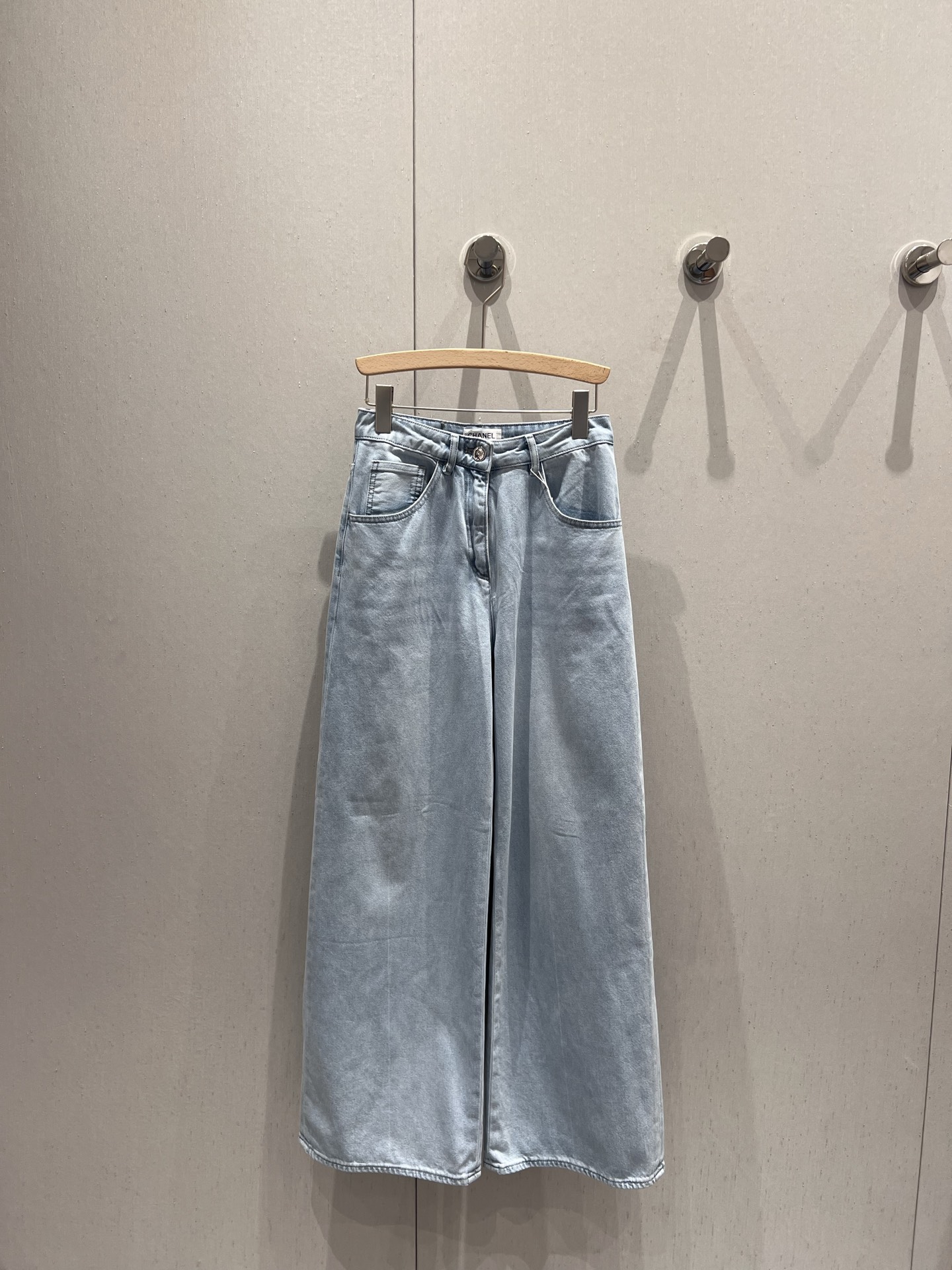 NO:335098,Support for replacement Chane* 25Ss spring and summer new style, colored denim wide-leg trousers | Exclusive yb development!  High-end production!  Twill cotton denim material, soft and comfortable fabric, good breathability, repeated enzyme washing process, natural rubbing color at waist, hips and knees, more retro and old, printed round buckle, back pocket beads, double C, brand style instantly improved, high waist straight wide-leg style, unrestrained, easy to reduce age, while embellishing the leg shape, full of lazy and casual style, vacation dates, S/M/L real photos, details of S/M/L, chanel, alexander wang19860909支持换款 Chane* 25Ss春夏新款 擦色牛仔阔腿长裤丨独家yb开发！高版出品！斜纹棉牛仔材质 面料柔软舒适 透气性好 反复酵素水洗工艺处理 腰胯膝盖处均呈现出自然擦色 更显复古做旧 印刻圆扣背后口袋订珠双C 品牌格调瞬间提升 高腰直筒阔腿版型 穿着无束缚感 轻松减龄 包容修饰腿型的同时 穿出满满的慵懒休闲风 度假约会日常 现货发售S/M/L实拍细节图,,chanel,alexander wang,Women's clothing