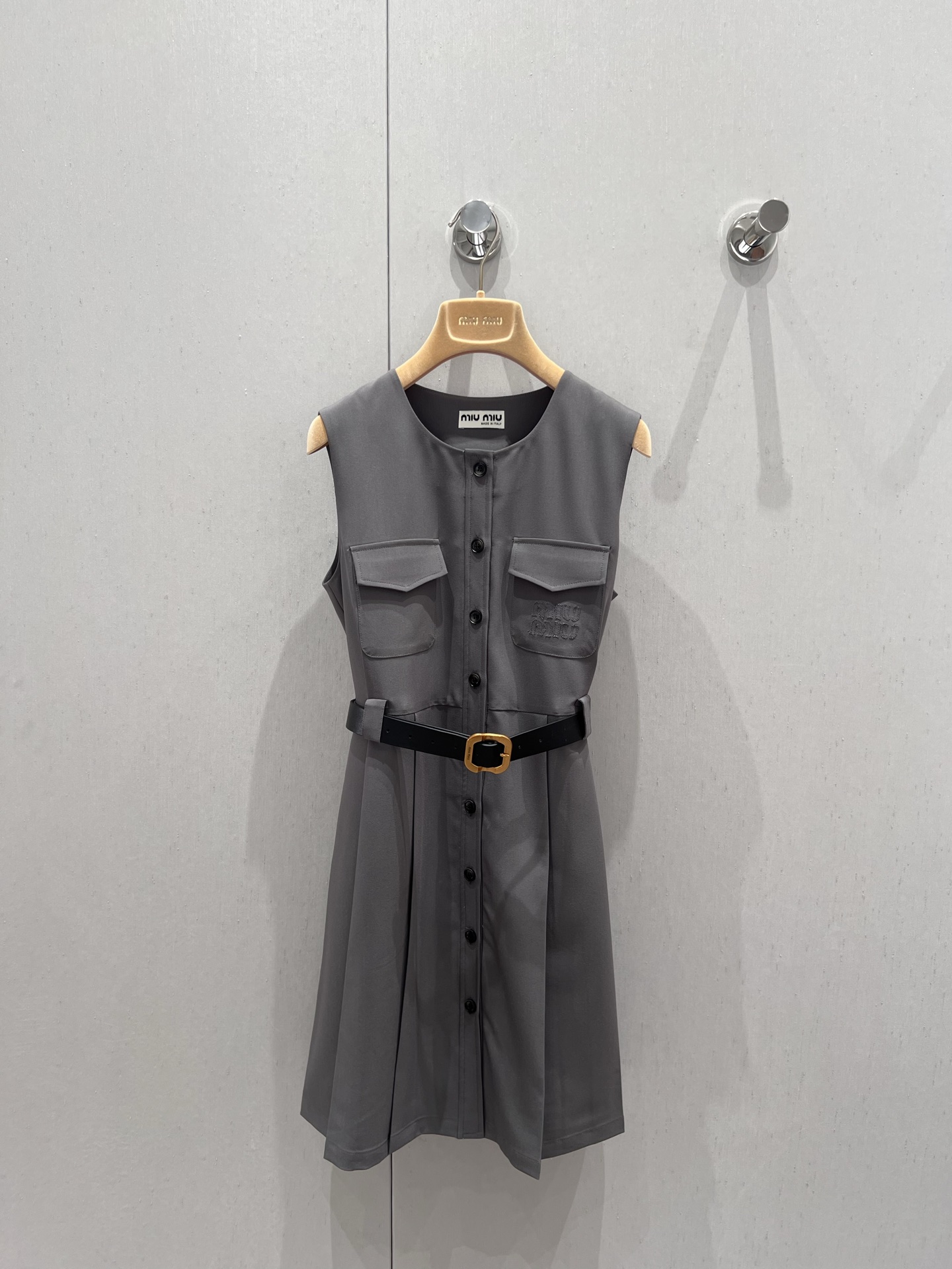 NO:335112,Support replacement Miumi* 25Ss spring and summer new model single-breasted belt sleeveless vest dress | Exclusive high-end production!  Logo patch embroidery design, with a very high-quality texture, crisp and stylish, skin-friendly, comfortable and easy to care for, not easy to wrinkle, sweet and elegant, high-slim and fashionable~ The waistline of the whole piece of clothing is perfectly seamed and checked layer by layer, and every detail cannot be ignored to create a high-end and perfect style. One of the hot items that are essential for spring and summer. Real-life details of S/M/L on sale, miumiu, skirts, alexander wang19860909支持换款 Miumi* 25Ss春夏新款 单排扣腰带无袖背心连衣裙丨独家高版出品！徽标贴布绣设计 质感特别高级 挺括有型 亲肤舒适好打理不易皱,甜美优雅 显高显瘦又洋气～整件衣服腰线完美拼缝、层层把关,每一个细节都不容忽视打造出来的高级完美版型 春夏必备的爆款单品之一 现货发售S/M/L实拍细节图,,miumiu,skirts,alexander wang,Women's clothing