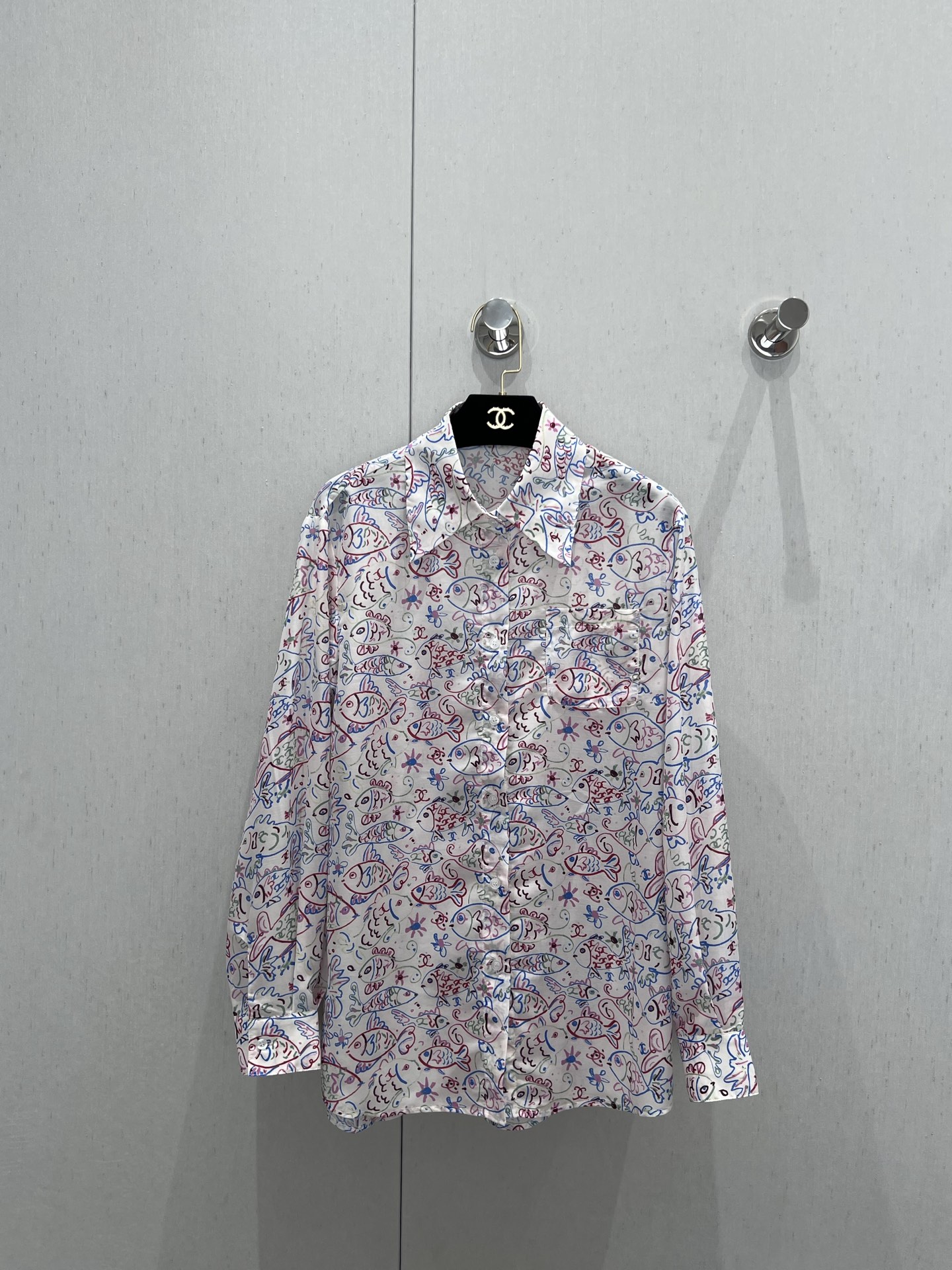 NO:335491,Support for replacement Chane* 25Ss spring and summer new style, fish and graffiti printed long-sleeved shirt丨Exclusive high-end production!  The color scheme is super refreshing ~ the custom fabric is light and thin without losing texture oversize, the upper body is lazy and elegant, instantly becomes a paper piece for daily life, whether it is buckled or worn openly!  A must-have item for summer vacation!  All of them are available for sale on spot S/M/L real photos, chanel, versace, shirts, alexander wang19860909支持换款 Chane* 25Ss春夏新款 鱼鱼涂鸦印花长袖衬衫丨独家高版出品！配色超级清爽～定制面料轻薄又不失质感oversize版型上身慵懒有气质 瞬间变成纸片人日常无论扣合 还是敞开穿都很绝！夏天度假必备单品！都给我冲现货发售S/M/L实拍细节图,,chanel,versace,shirts,alexander wang,Women's clothing