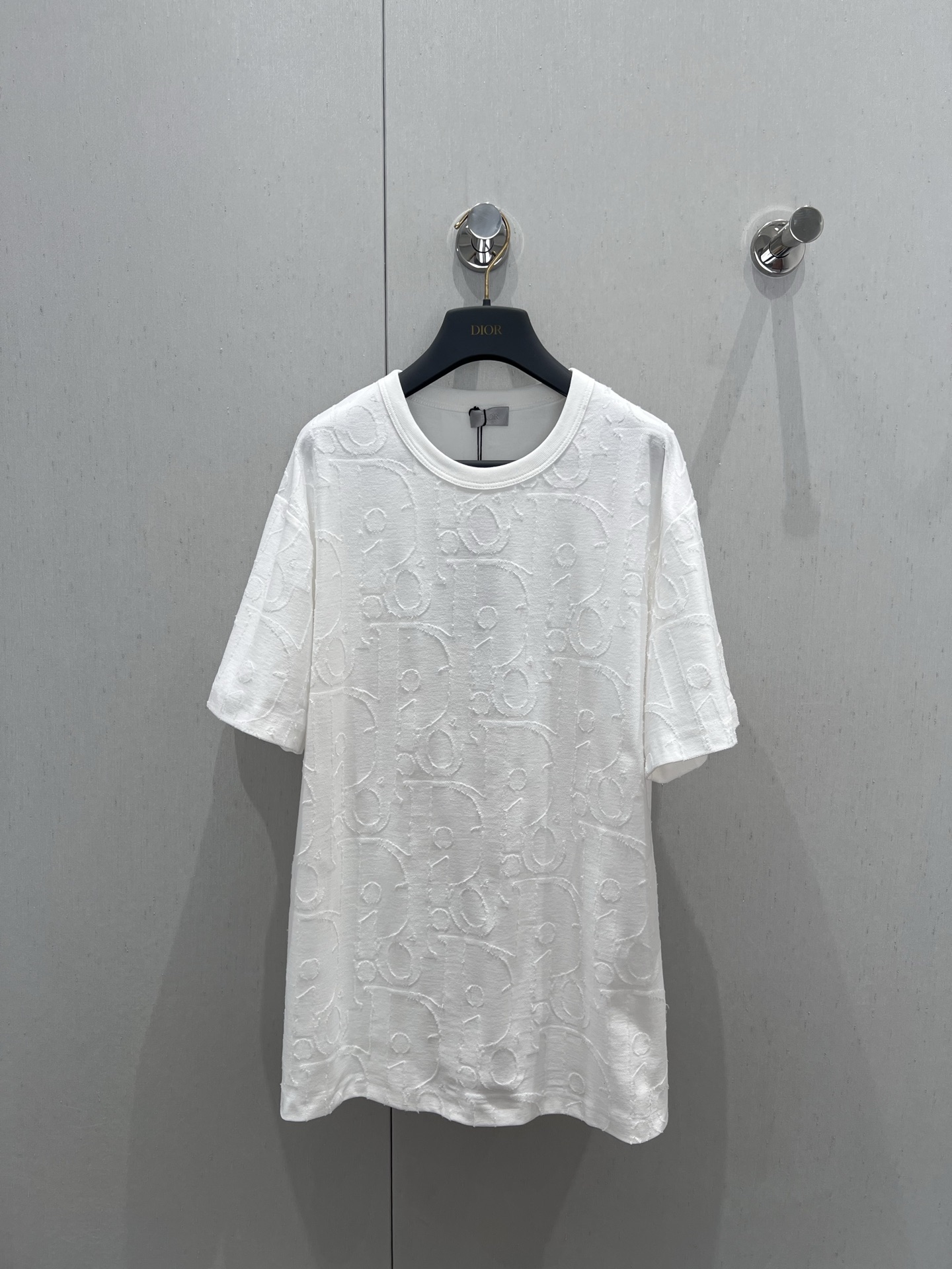 NO:335073,Support replacement Dio* 25Ss spring and summer new style white cotton jersey short-sleeved T-shirt | Exclusive high-end production!  Men and women are decorated with classic Obliqu printing, white cotton jersey fabric, and whole body is decorated with thread-cutting jacquard technology. Oblique printing design, casual style, perfect workmanship quality depends on details. S/M/L real-time details pictures are available in stock, dior, T-shirt,tees, t-shirt,alexander wang19860909支持换款 Dio* 25Ss春夏新款 白色棉质平纹针织短袖T恤丨独家高版出品！男女同款 饰以经典的 Obliqu印花、采用白色棉质平纹针织面料、通体饰以剪线提花工艺 Oblique 印花设计、休闲版型,完美做工品质看细节.现货发售S/M/L实拍细节图,,dior,T-shirt,tees，t-shirt,alexander wang,Women's clothing