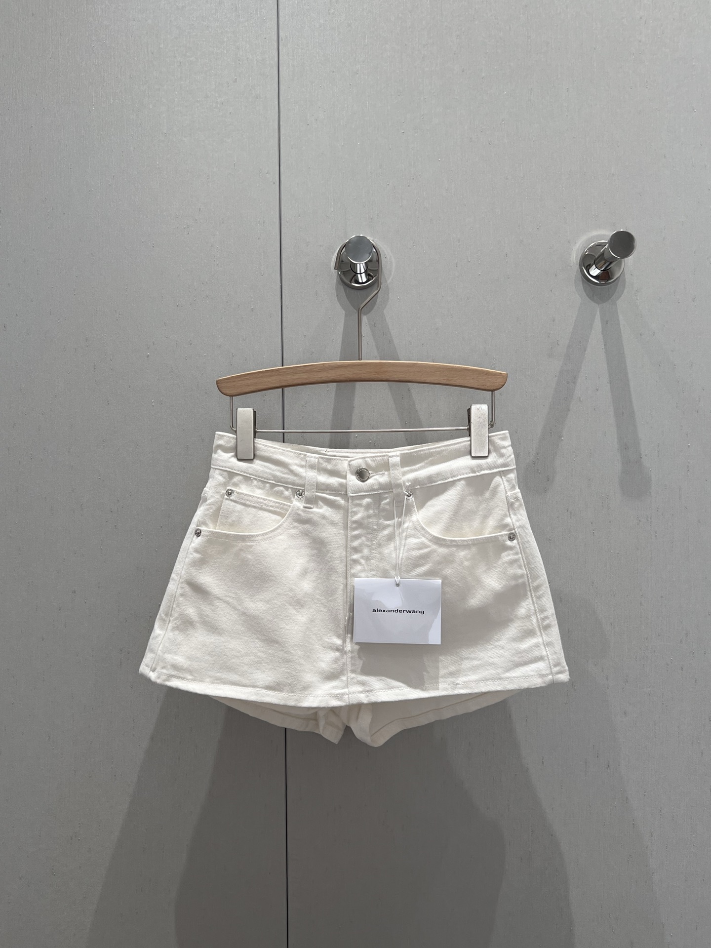 NO:335507,Support replacement Alexand*r wang25 spring and summer new style white denim shorts skirt | Exclusive high-end production!  It is made of pure cotton fabric. The upper body of the denim is very comfortable to wear. The skirt is easy to put on and off. It is not easy to expose. The back bag cowhide mark design is full of details. Customized hardware accessories. S/M/L real-life details pictures are available in stock. Skirts, shorts, cowhide, alexander wang.19860909支持换款 Alexand*r wang25春夏新款 白色牛仔短裤裙丨独家高版出品！采用纯棉的面料 牛仔上身柔软 面料穿起来非常舒适 裤裙设计方便穿脱 不容易走光 后袋牛皮标设计 细节满满 定制五金配件 现货发售S/M/L实拍细节图,,skirts,shorts,cowhide,alexander wang,Women's clothing