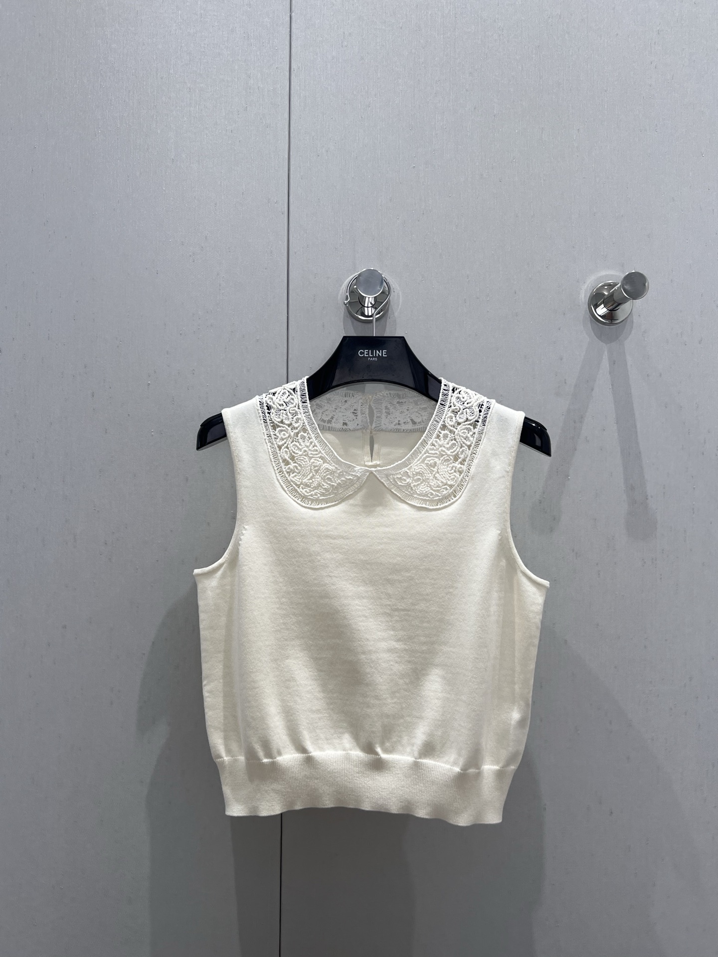 NO:335100,Support replacement Celin* 25Ss spring and summer new style floral lace collar knitted vest丨Exclusive yb development!  High-end production!  Using imported worsted Yangtze yarn imported from Germany, high weaving and dense, exquisite hollow doll collar, lace embroidery splicing, a piece of clothing, seemingly simple details, full of high-end sense, many trivial craftsmanship in the production process, and exquisite embroidered neckline. The collar is made of cotton. It is comfortable to wear with close body. The texture is gentle and breathable, and it is not stuffy at all in summer. The upper body is exquisite and age-reducing. Elegant and high-end. S/M/L real-life details pictures are available in stock, celine, alexander wang19860909支持换款 Celin* 25Ss春夏新款 花卉蕾丝领针织背心丨独家yb开发！高版出品！采用德国进口精纺扬子纱 高织高密,精致镂空娃娃领 蕾丝刺绣拼接 一件衣服 看似简单的细节 满满的高级感 在制作过程很多很多琐碎的工艺 再配上精致的刺绣领口 衣领采用的是棉 贴身穿很舒适 质感轻柔透气,夏天穿着一点也不闷热 上身减龄精致 优雅高级 现货发售S/M/L实拍细节图,,celine,alexander wang,Women's clothing