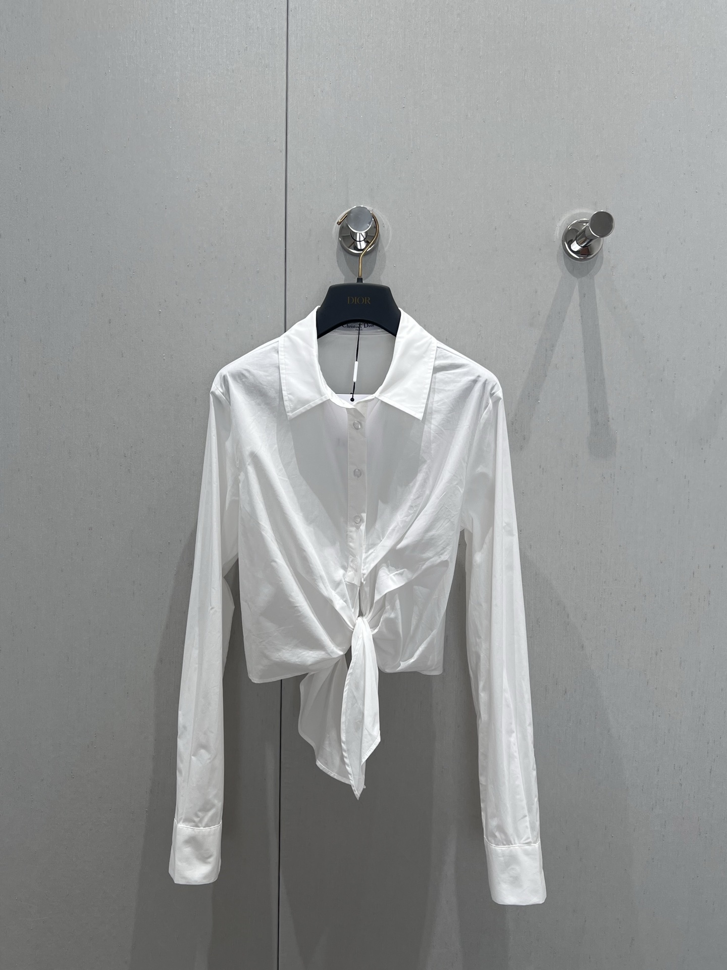 NO:335094,Support replacement Dio* 25Ss spring and summer new style, short shirt with hem straps | Exclusive yb development!  High-end production!  The short front shoulder style is matched with the rabbit ear ties. The overall shape is exquisite and elegant and a little playful~ The buttons are all made of engraved fritillar buckles, and the detail is really amazing!  Paired with pants or skirts are very comfortable to wear style ~ S/M/L real-life detailed pictures are available in stock, dior, skirts, shirts, alexander wang19860909支持换款 Dio* 25Ss春夏新款 下摆绑带短款衬衫丨独家yb开发！高版出品！正肩短款版型搭配兔耳造型的绑带,整体造型精致大气又带点小俏皮～ 扣子都做刻字贝母扣,细节感真的绝了！搭配裤子或半裙都是非常舒适的穿搭风格～现货发售S/M/L实拍细节图,,dior,skirts,shirts,alexander wang,Women's clothing