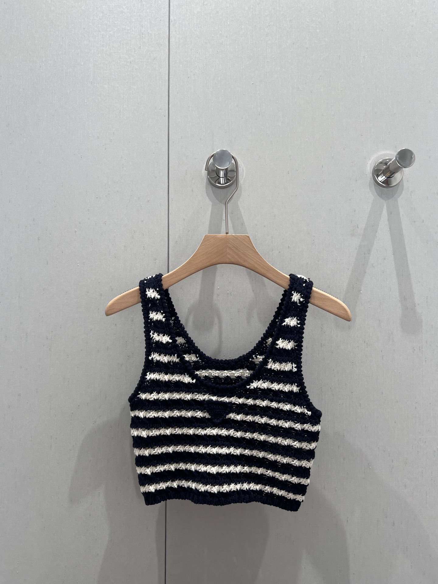 NO:335078,Support replacement Prad* 25Ss spring and summer new style, triangle striped knitted short vest丨Exclusive yb development!  High-end production!  The back triangle logo is exclusive to the logo and small details!  Short cut and high-waist pants are paired with series of high-waist pants. Whether it is made of inner wear or worn alone, it will make people shine. It will look very good if you just have a concave look~ YB custom yarn comfort is also great!  S/M/L real photos, prada, alexander wang19860909支持换款 Prad* 25Ss春夏新款 三角标条纹针织短款小背心丨独家yb开发！高版出品！后背三角标专属logo贴标小细节！短款裁剪搭配系列高腰裤 无论做内搭还是单穿都能让人眼前一亮 随便凹个造型就很好看呢~YB定制纱线舒适感也是棒棒哒！现货发售S/M/L实拍细节图,,prada,alexander wang,Women's clothing