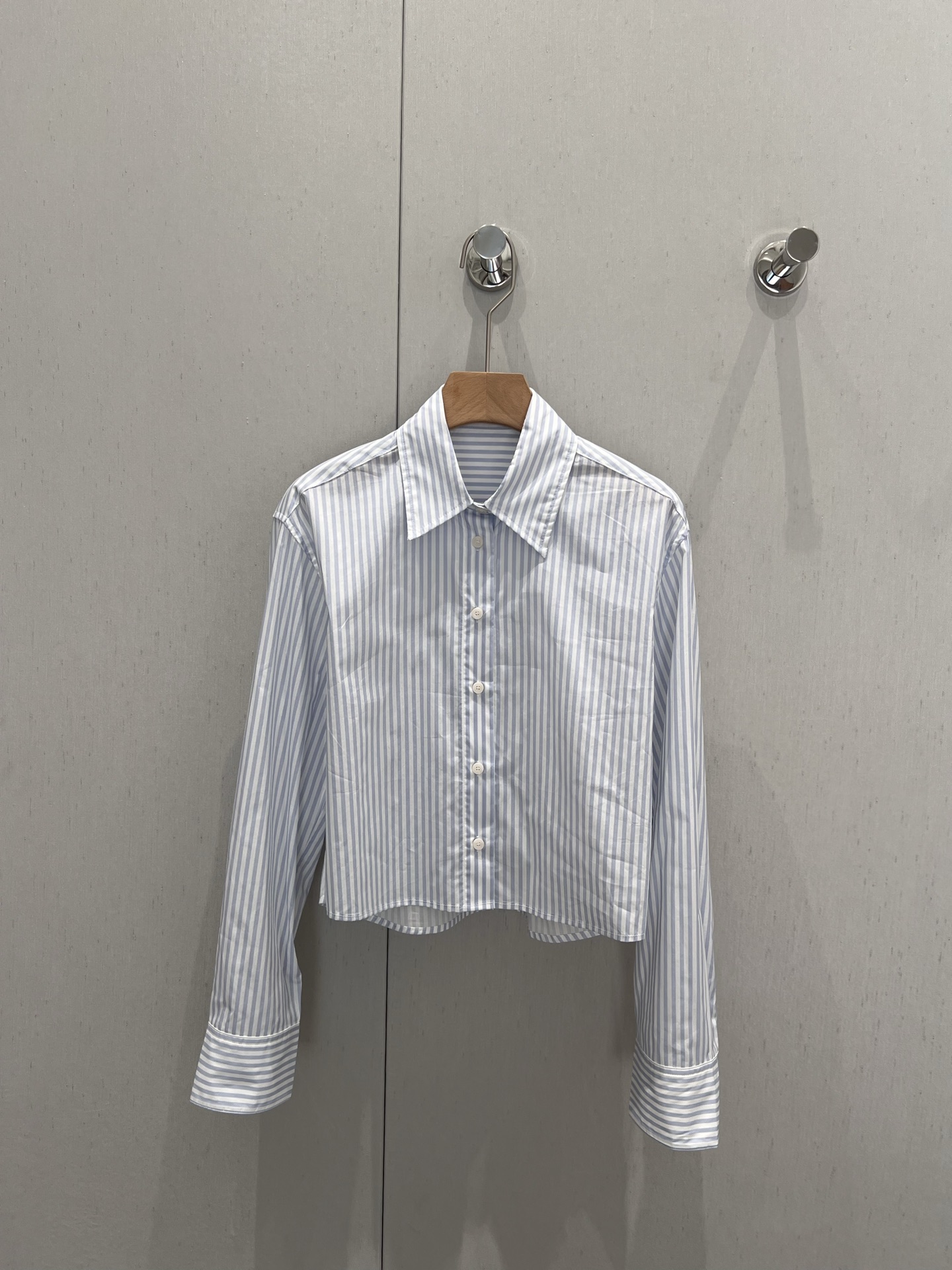 NO:335081,Support replacement Acne studio* 25Ss spring and summer new style classic 1996 blue striped shirt丨Exclusive high-end production!  Super nice checked series, fresh and white in color, very suitable for summer. The button design of the cuffs can be rolled up to reveal the slender wrists. It is very casual and casual. It has a cool and casual feeling. Summer is the season when you wear light colors~ S/M/L real-life details pictures are available in stock, acne studios, dior, alexander wang19860909支持换款 Acne studio* 25Ss春夏新款 经典款1996蓝色条纹衬衣丨独家高版出品！超好看的格纹系列 色系清新又显白 非常适合夏天 袖口的纽扣设计 可以卷起来 露出纤细手腕 十分休闲随性 有种又酷又随性的感觉 夏天就是穿浅色的季节～现货发售S/M/L实拍细节图,,acne studios,dior,alexander wang,Women's clothing