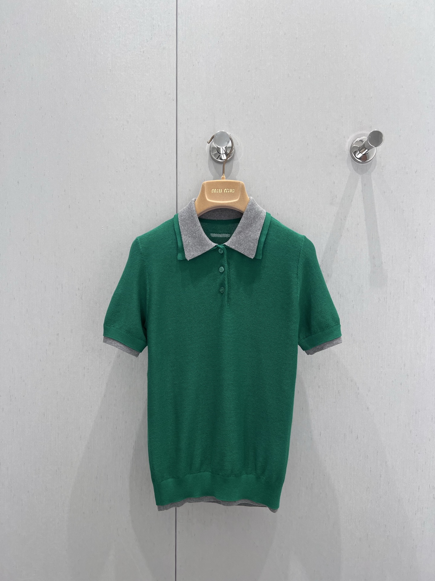 NO:335089,Support replacement MiuMi* 25Ss spring and summer new style emerald green grey lapel short-sleeved Polo shirt | Exclusive yb development!  High-end production!  The main color is bright green, and the neckline and cuffs are craftedly spliced ​​with gray details, cleverly breaking the monotony of the solid color, exquisite and fashionable, instantly improving the overall style. Whether it is a simple denim to create a casual daily look, or a combination with a delicate skirt to attend a light social occasion, you can easily control it!  S/M/L real photos of S/M/L on spot sale, miumiu, skirts, T-shirt, alexander wang19860909支持换款 MiuMi* 25Ss春夏新款 翠绿拼灰色翻领短袖Polo衫丨独家yb开发！高版出品！以鲜明翠绿为主色调,领口与袖口匠心拼接灰色细节,巧妙打破纯色单调,精致且时尚,瞬间提升整体格调.无论是搭配简约牛仔打造休闲日常look,还是与精致半裙组合出席轻社交场合,皆能轻松驾驭！现货发售S/M/L实拍细节图,,miumiu,skirts,T-shirt,alexander wang,Women's clothing