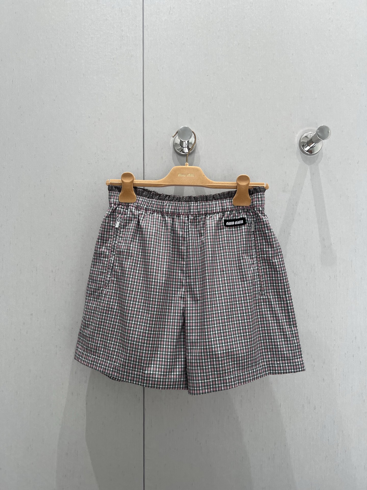 NO:335079,Support replacement Miumi* 25Ss spring and summer new style retro checked bouquet waist pleated shorts | Exclusive yb development!  High-end production!  The embroidered letter logo label at the waist is low-key and luxurious, and the customized pure cotton material is soft and delicate, and the classic style makes the upper body look slimming!  It is sweet and salty, and has a girlish style that reduces age. It is versatile and not picky!  The inner lining is in line with the breathable net!  Workmanship quality depends on the details. S/M/L real photos of S/M/L are sold in stock, miumiu, shorts, alexander wang19860909支持换款 Miumi* 25Ss春夏新款 复古格纹花束腰压褶短裤丨独家yb开发！高版出品！腰间刺绣字母logo标签低调奢华,定制纯棉材质柔软细腻质感超赞.经典版型上身巨显瘦！可甜可盐气质减龄少女风百搭不挑人！内里符合透气网！做工品质看细节.现货发售S/M/L实拍细节图,,miumiu,shorts,alexander wang,Women's clothing