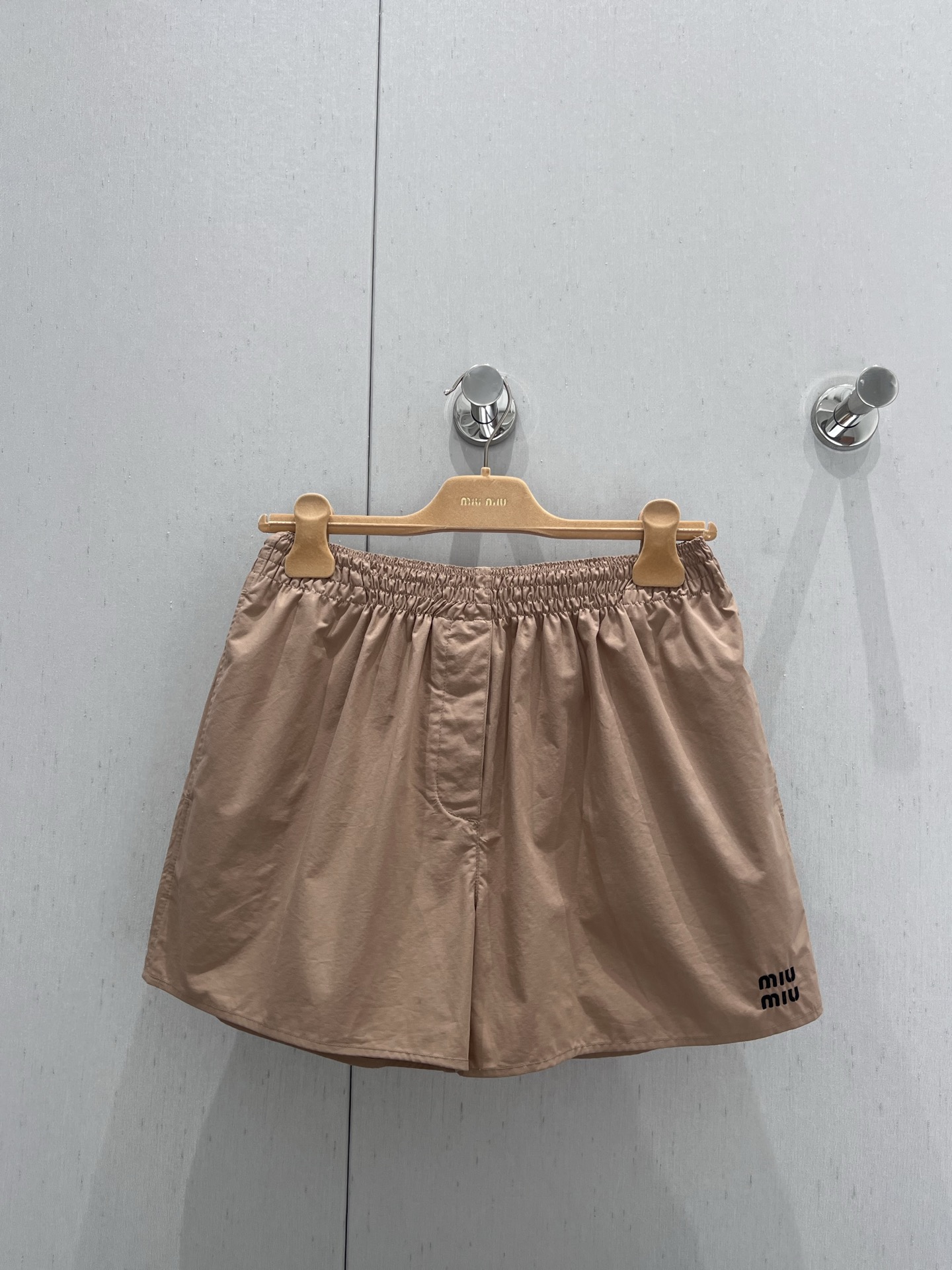 NO:335496,Support replacement Miumi* 25Ss spring and summer new style letter embroidered elastic waist khaki shorts | Exclusive yb development!  High-end production!  It uses 100% pure cotton fabric, which is skin-friendly and comfortable, and is suitable for various styles. The elastic waist design gives you a comfortable and comfortable wearing experience without picking on the body. The neat style outlines casual and free lines, showing the charm of casualness. The brand logo is low-key and contains luxurious and elegant style. Whether you are strolling on the street or going on a vacation, it can easily grasp the sense of fashion and become a dazzling presence in summer!  S/M/L real photos, miumiu, shorts, alexander wang19860909支持换款 Miumi* 25Ss春夏新款 字母刺绣松紧腰卡其短裤丨独家yb开发！高版出品！采用百分百纯棉面料,亲肤舒适,适配各种风格.松紧腰设计,给予舒适自在的穿着体验,不挑身形.利落的版型,勾勒随性洒脱的线条,尽显休闲魅力.品牌标识低调点缀,暗藏奢雅格调.无论是漫步街头还是奔赴度假之旅,它都能让你轻松拿捏时尚感,成为夏日里的亮眼存在！现货发售S/M/L实拍细节图,,miumiu,shorts,alexander wang,Women's clothing