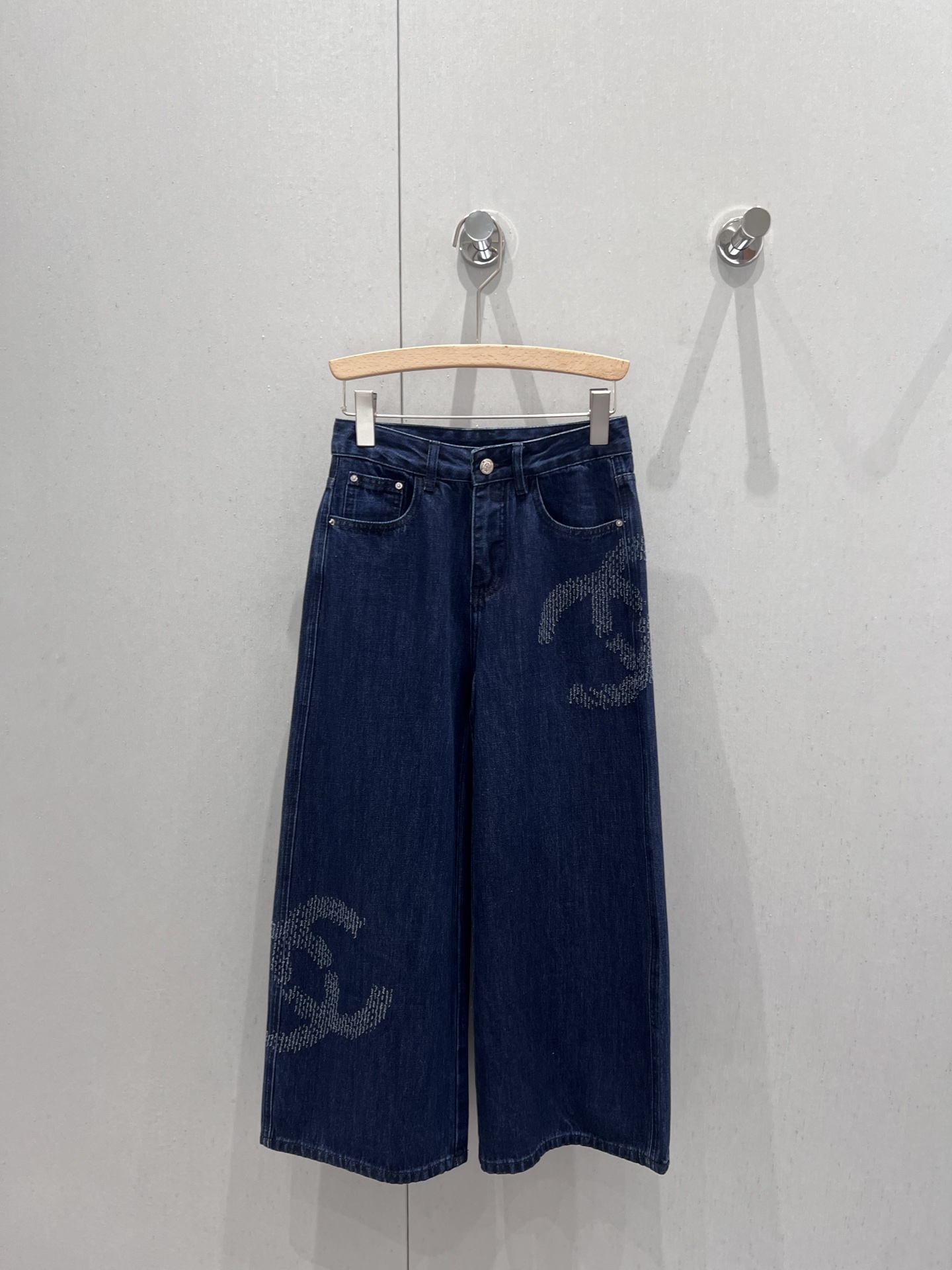 NO:335504,Support for replacement Chane* 25Ss spring and summer new style, double C straight wide-leg denim cropped pants | Exclusive high-end production!  The texture of the pants is really great, the loose straight pants are just right, the length of the pants stretches the leg lines to create neat and long legs!  It looks very slim, A and cool, everyday match with various tops can easily show a fashionable and powerful look without any leg-striking shape. You can wear all your figures!  Whoever wears it has thin straight and long legs!  It's really easy to wear and it's very popular!  Big recommendation!  Sisters all rushed for me!  S/M/L real photos, chanel, alexander wang19860909支持换款 Chane* 25Ss春夏新款 双C直筒阔腿牛仔九分裤丨独家高版出品！裤型质感真的绝了宽松直筒裤型 恰好的裤长 拉伸腿部线条 营造利落大长腿！巨显瘦 又A又飒日常搭配各种上衣都能轻松穿出时尚达人感不挑腿型 什么身材通通可以穿！谁穿谁是细直大长腿！ 真的好穿到不行 而且出镜率很高！重磅推荐！姐妹们都给我冲！现货发售S/M/L实拍细节图,,chanel,alexander wang,Women's clothing