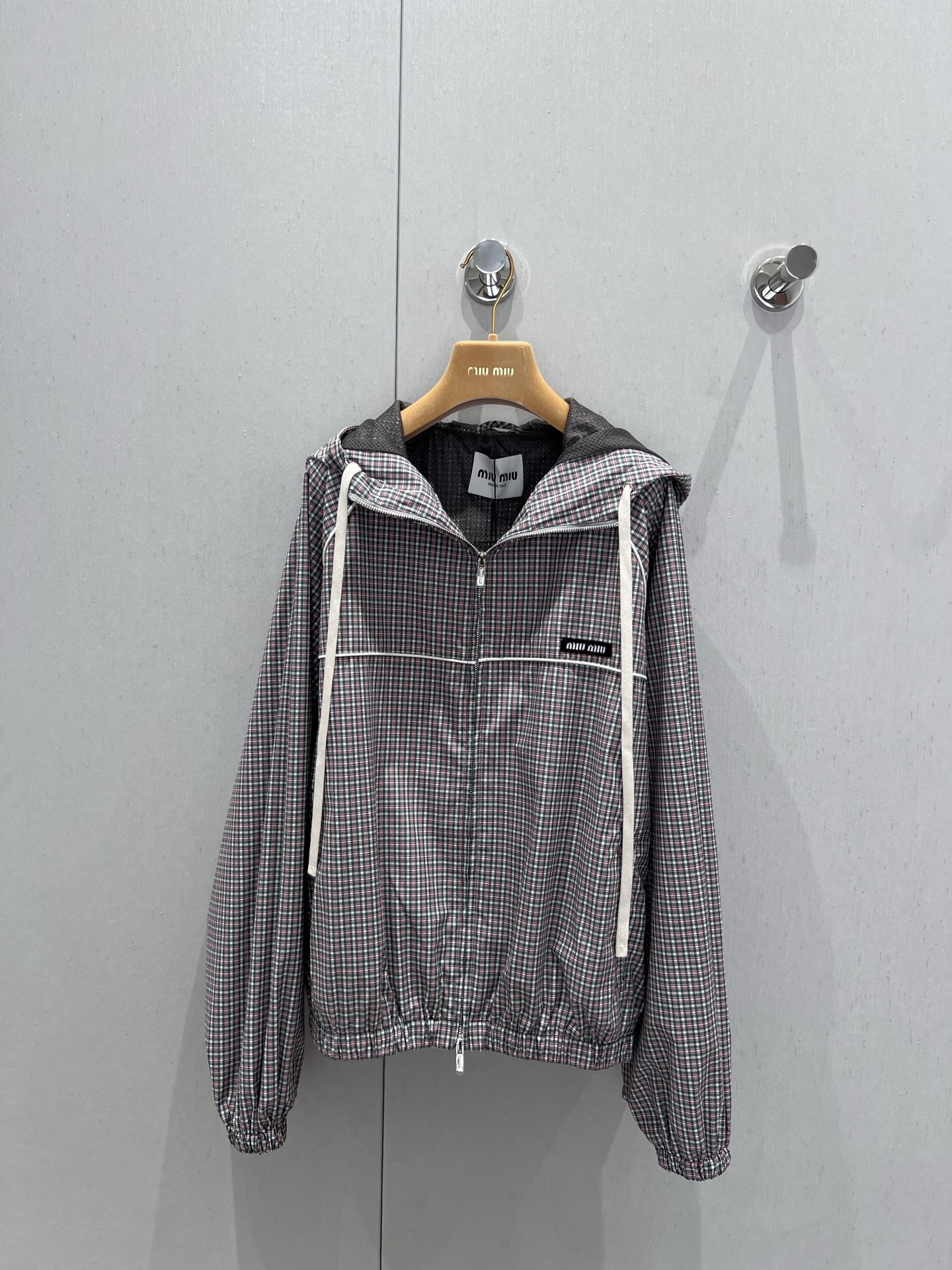 NO:335500,Support replacement Miumi* 25Ss spring and summer new style Intellectual molecule fixed plaid design windbreaker jacket | Exclusive yb development!  High-end production!  The same loose style for men and women, the sweet girl’s age-reducing sports girl’s hooded jacket is amazing!  The high-end color scheme is handsome and cool, and the customized fabric has a great texture. It can be sweet and salty, and the temperament is age-reducing and girlish style is versatile and not picky!  Perfect workmanship quality depends on the details. S/M/L real photos of S/M/L are sold in stock, miumiu, jackets & coats, hats, alexander wang19860909支持换款 Miumi* 25Ss春夏新款 知性分子定织格纹设计风衣外套丨独家yb开发！高版出品！男女同款宽松版型 甜妹减龄运动少女连帽外套上身绝绝子！高级配色帅气又拉风,定制面料质感超赞.可甜可盐气质减龄少女风百搭不挑人！完美做工品质看细节.现货发售S/M/L实拍细节图,,miumiu,jackets & coats,hats,alexander wang,Women's clothing