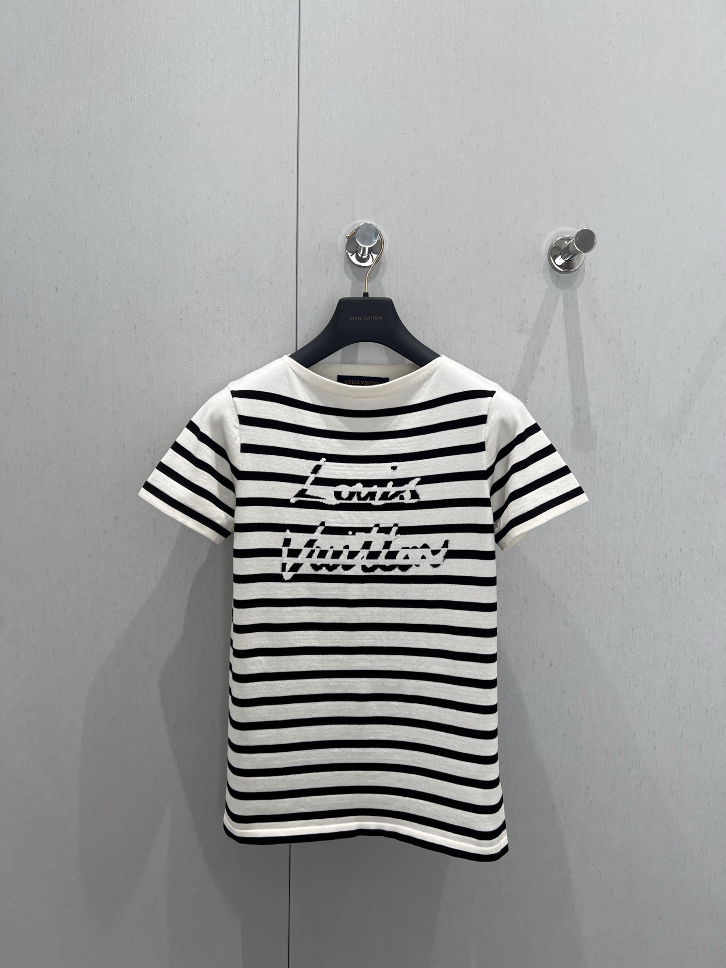 NO:335488,Support for replacement Louis Vuitton 25Ss spring and summer new style contrasting striped letter jacquard knitted short-sleeved top | Exclusive yb development!  High-end production!  This knitted T-shirt is made of soft blended material and uses striped knitted texture to interpret modern sailing style elegant flat collar illuminating casual straight body style reverse color stripes cleverly construct handwritten logo. Perfect workmanship quality depends on details. S/M/L real shot details pictures are available in stock, louis vuitton, T-shirt,tees, t-shirt,alexander wang19860909支持换款 Louis Vuitton 25Ss春夏新款 撞色条纹字母提花针织短袖上衣丨独家yb开发！高版出品！本款针织T恤取材柔软混纺以条纹针织肌理演绎摩登航海风尚优雅平领点亮休闲直身版型反色条纹巧妙构筑手写体标识 完美做工品质看细节.现货发售S/M/L实拍细节图,,louis vuitton,T-shirt,tees，t-shirt,alexander wang,Women's clothing